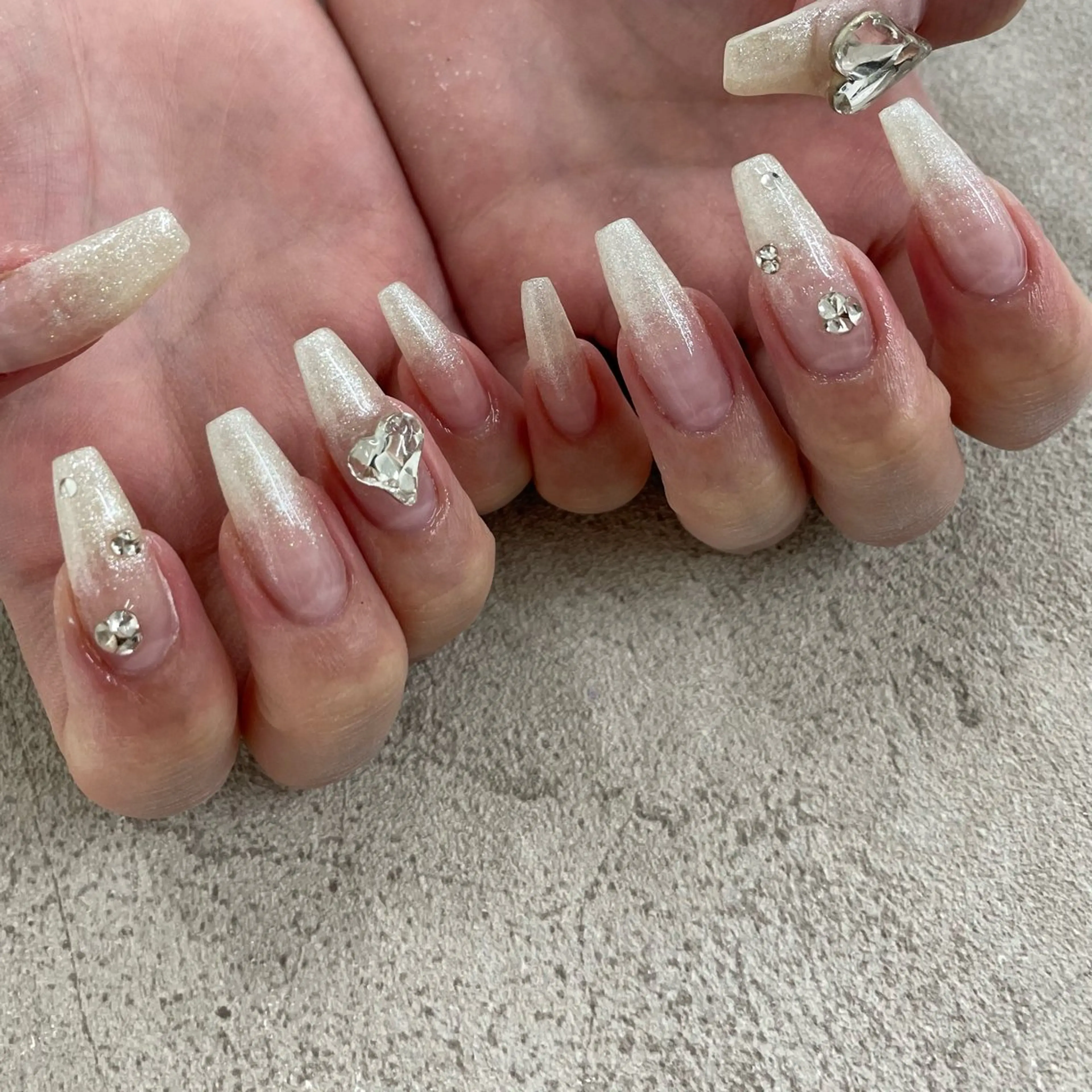 ロング ハンドネイル _white 上本町店のネイルデザイン