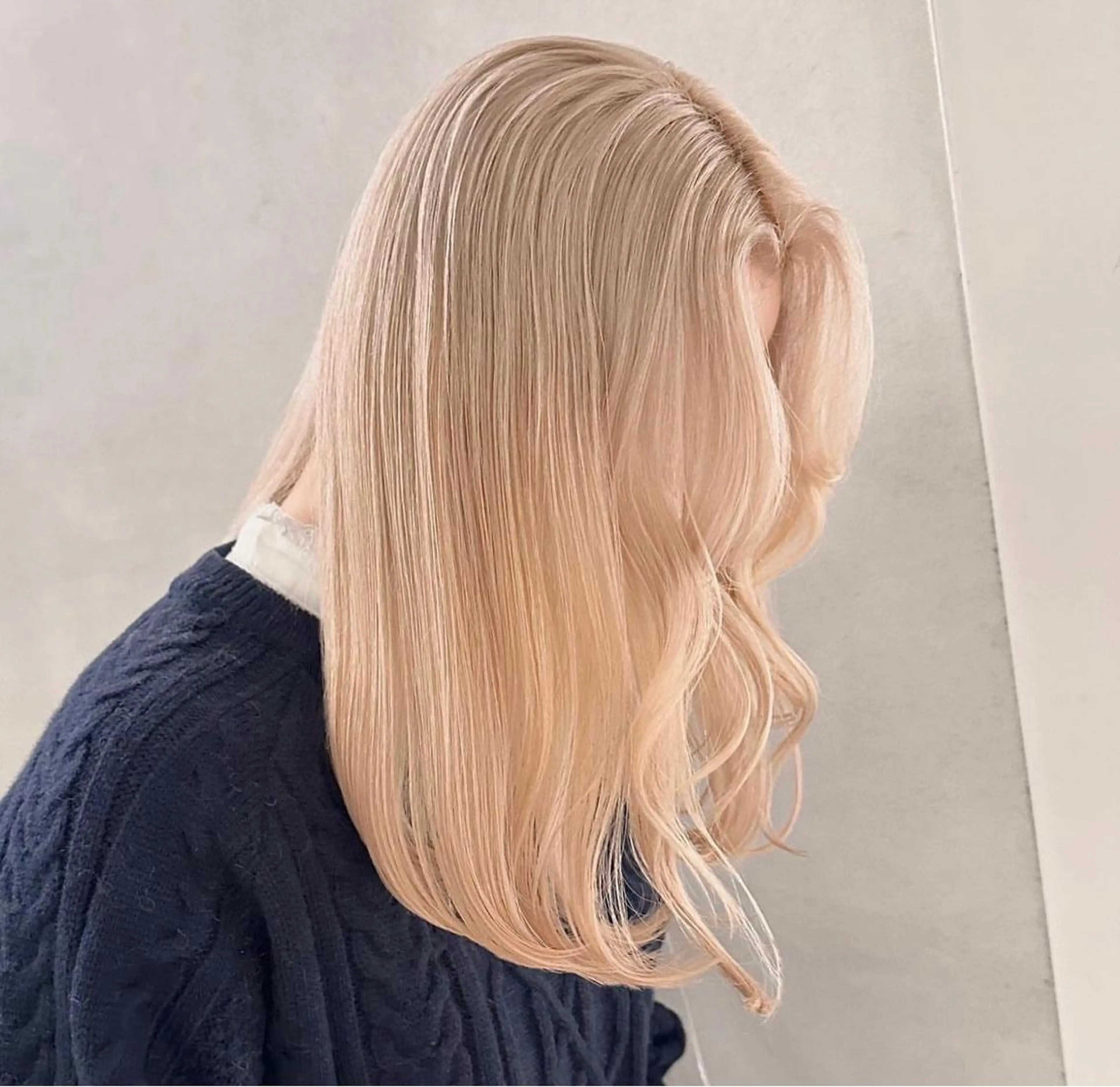 ミディアム カラー ブロンド トップスタイリスト こうすけのヘアスタイル