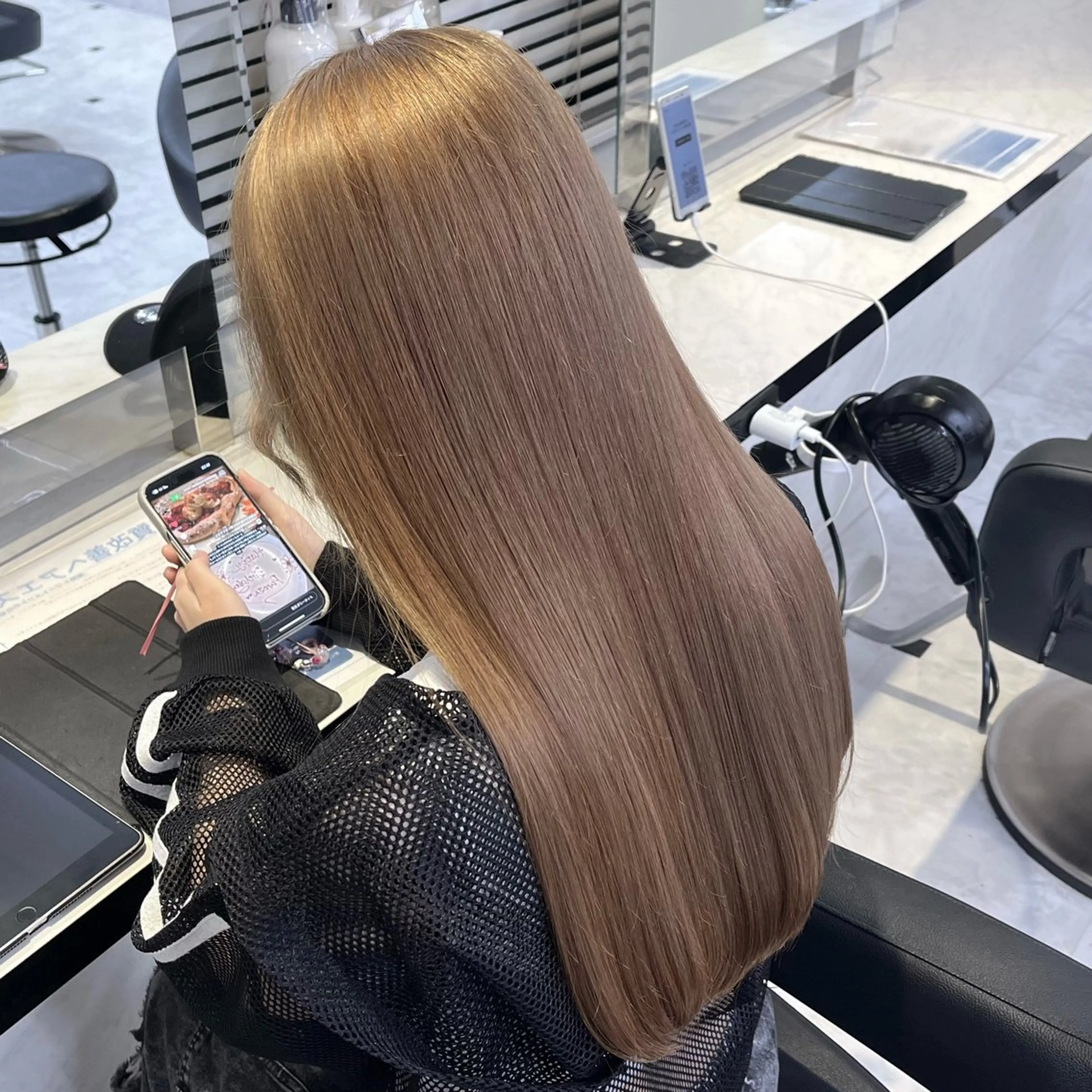 セミロング 🍒透明感カラー🌨 🥕ハイトーンカラーのヘアスタイル