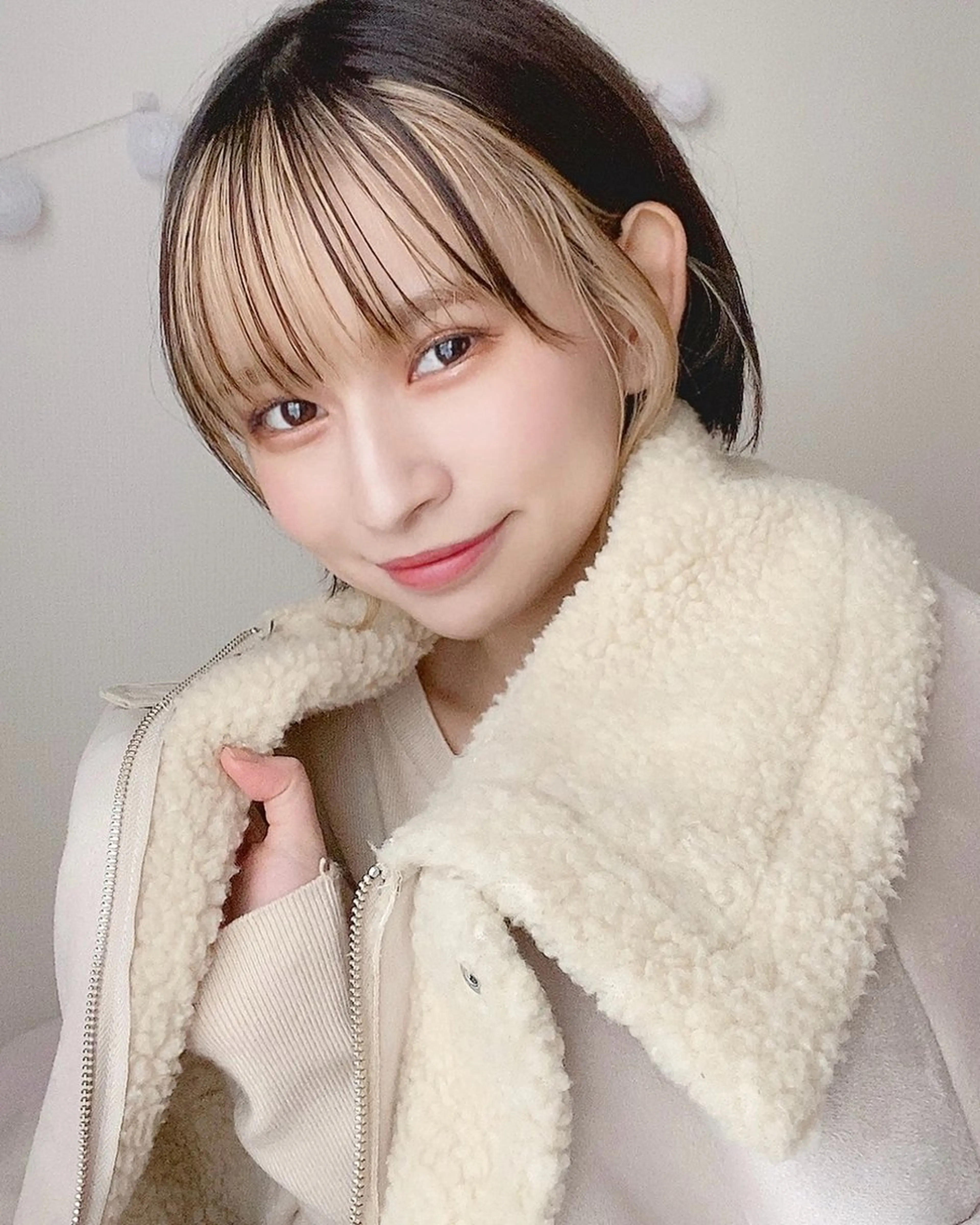 ミディアム カラー ベージュカラー ブリーチ ケアブリーチ インナーカラー ホワイトベージュ カット ヘアカラー トリートメント インナーカラー/レイ ヤーカット♡/マキシのヘアスタイル