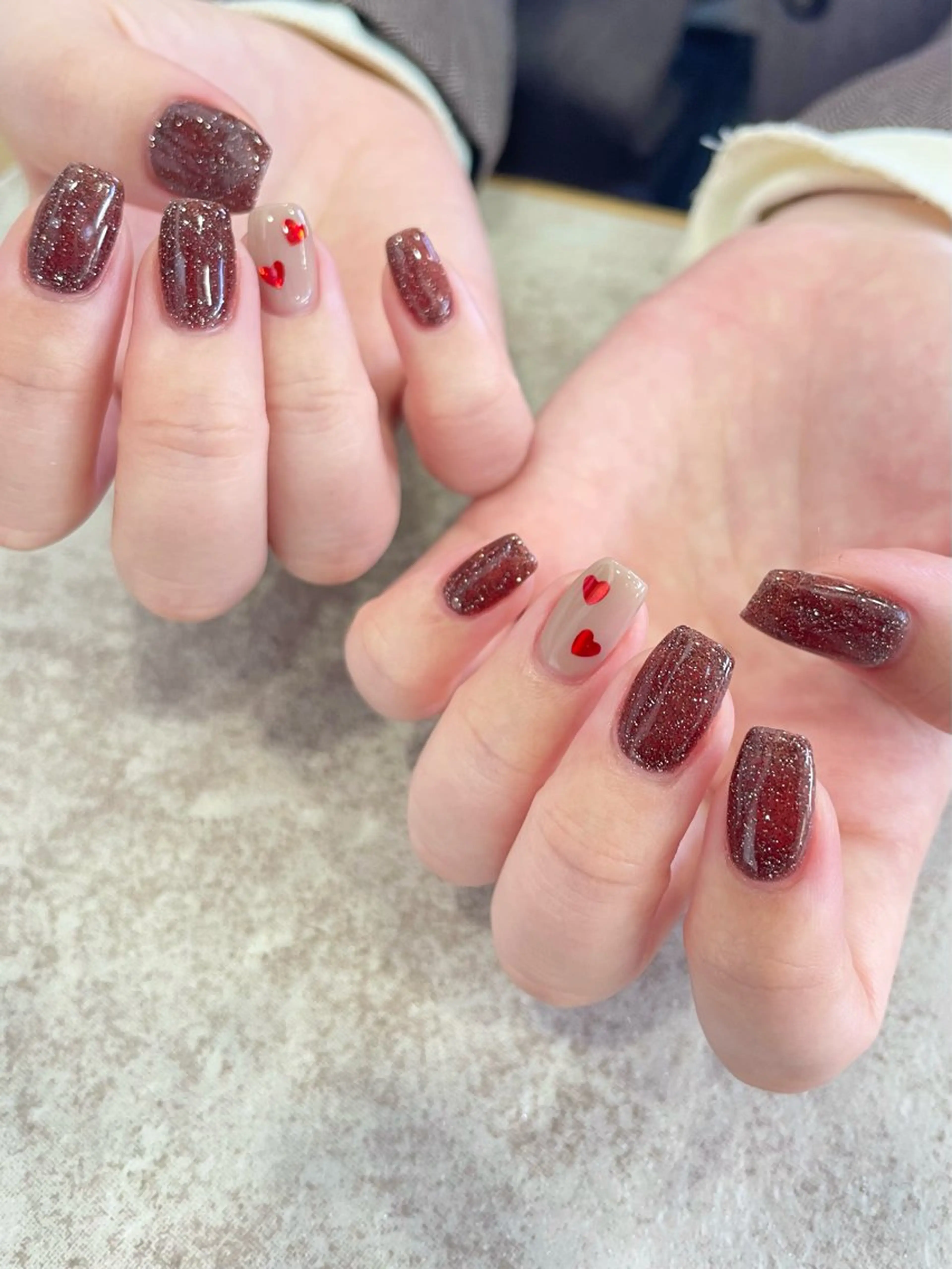 ネイル ブラウン ハート キラキラネイル 赤色 amity personal nail salon所属・amity 🌿madokaのネイルデザイン