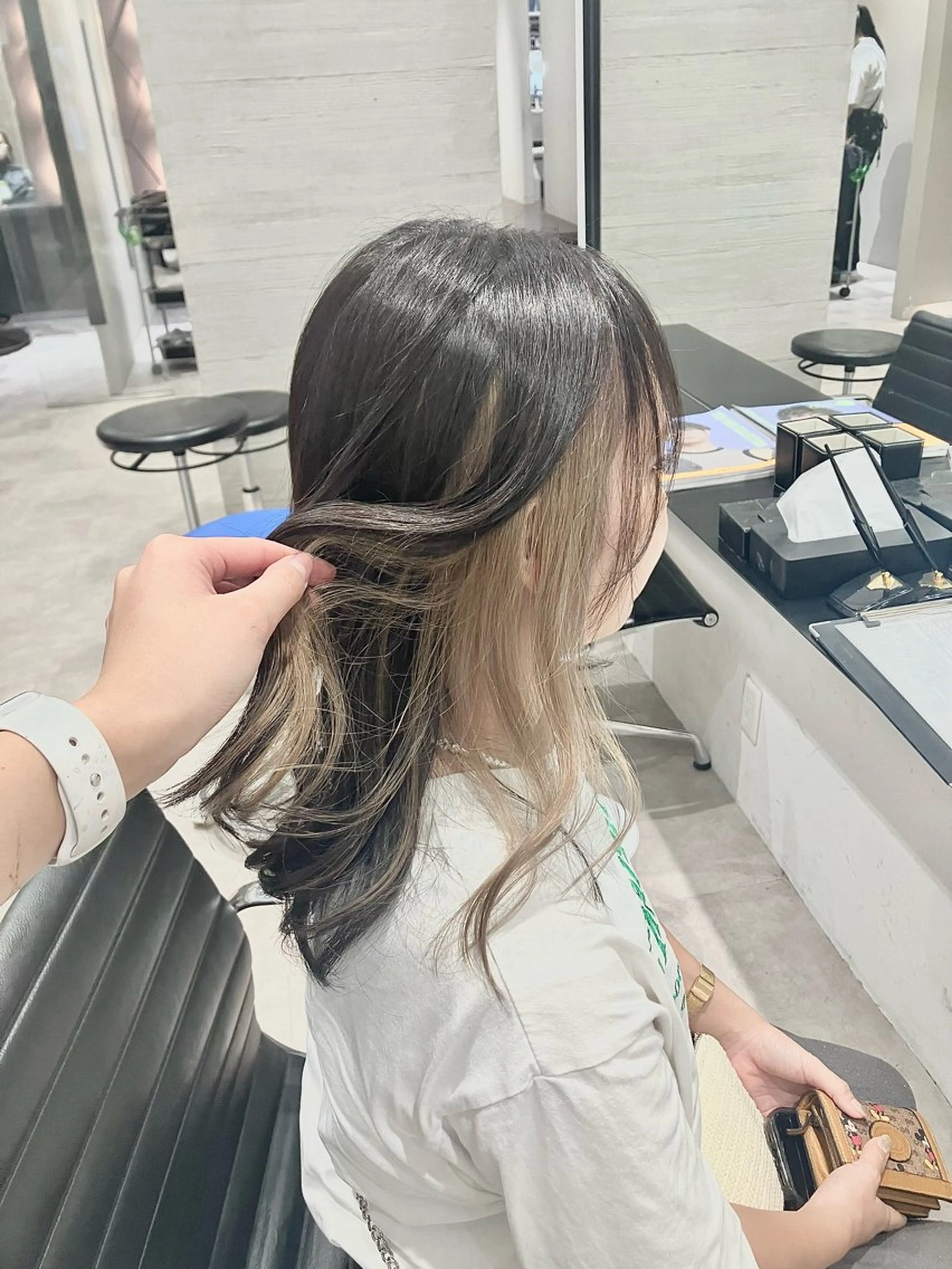 セミロング カラー ベージュカラー ホワイトベージュ サキ🤍ハイトーン 🩰くびれ巻きヘアのヘアスタイル