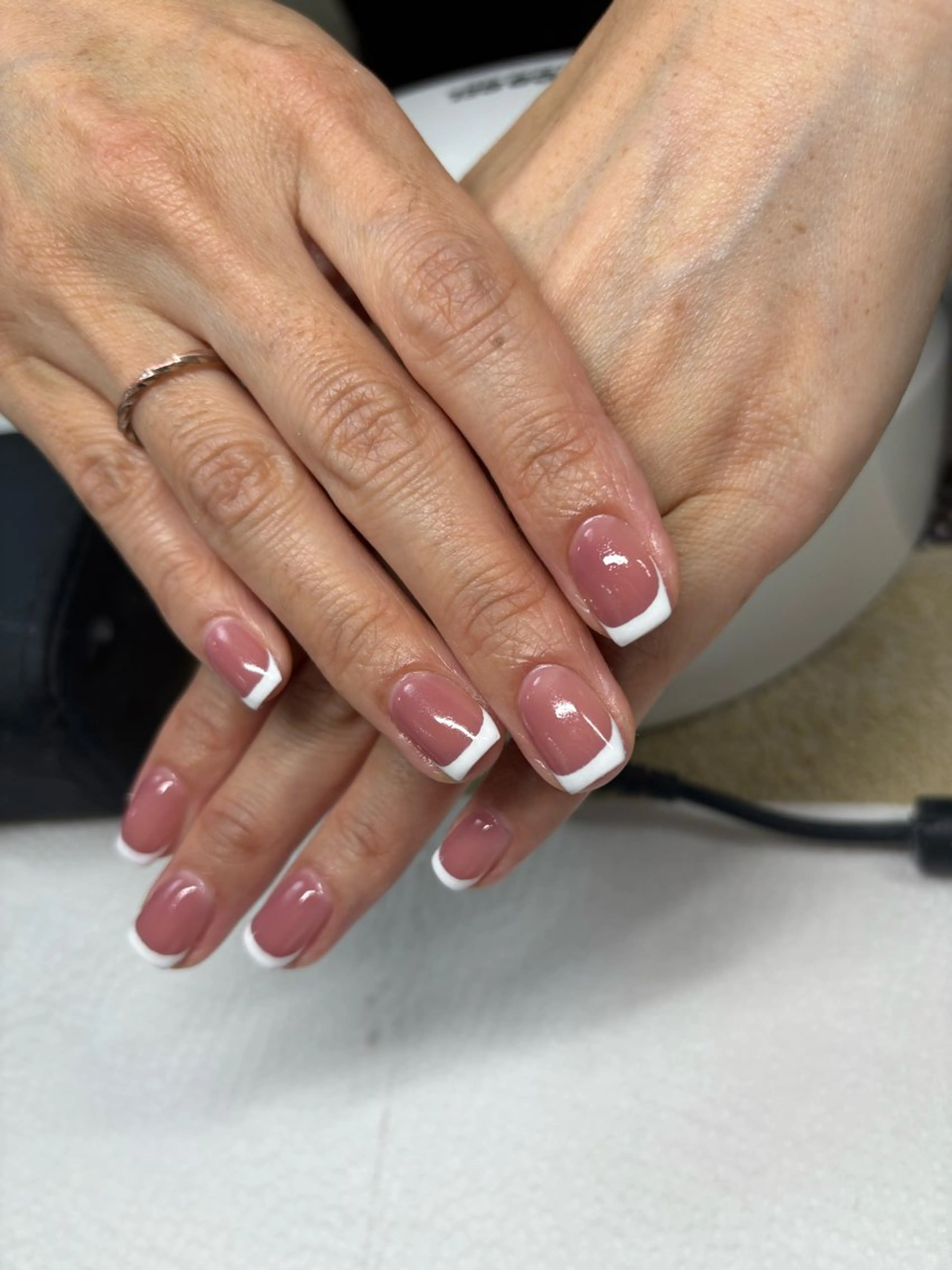 💅フレンチネイル (ベースカラーあり) 練習モデルの写真