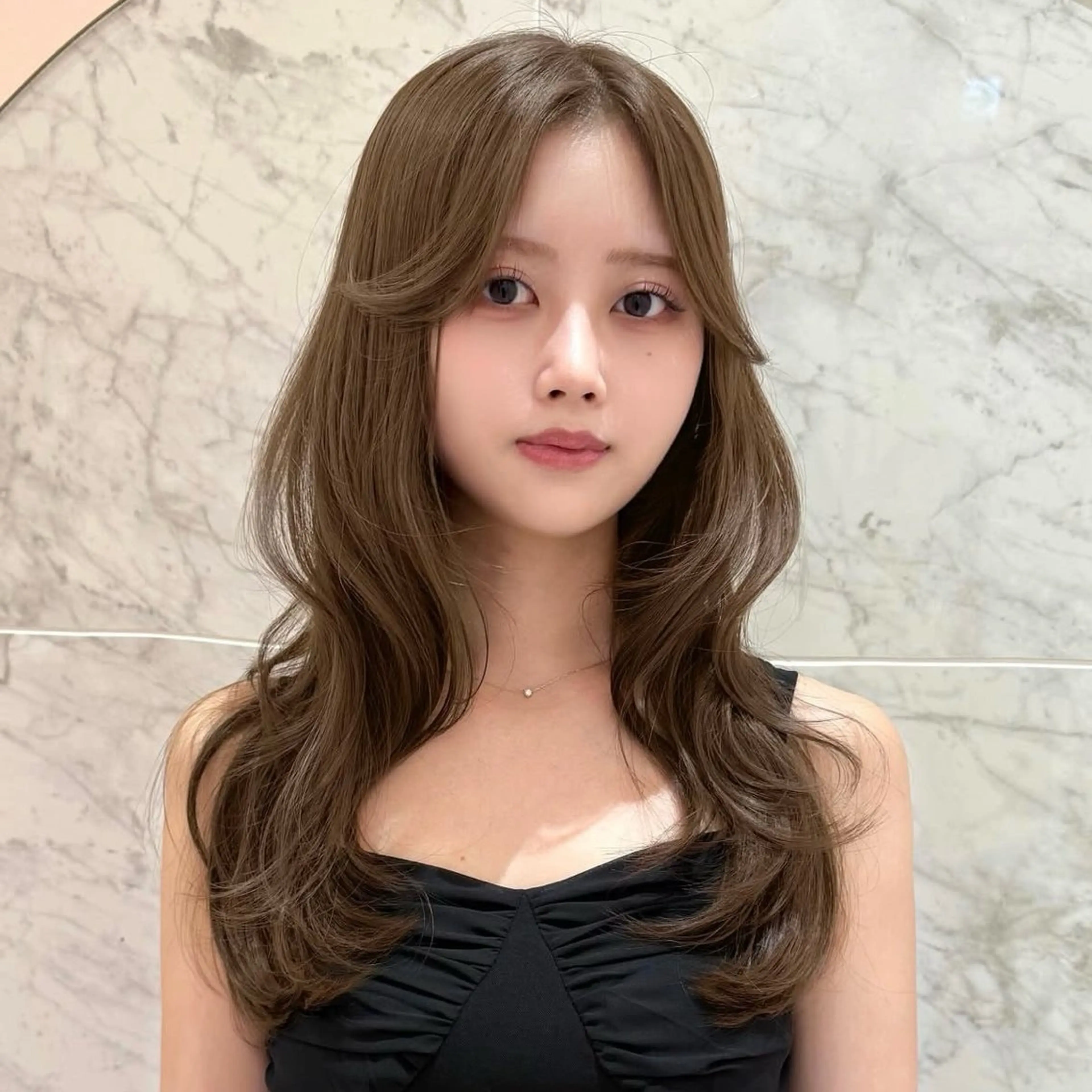 ロング カラー ベージュカラー ブリーチ ケアカラー オリーブベージュ レイヤーカット カット ヘアカラー トリートメント モテ韓国ヘア/ レイヤー🤍RIKAのヘアスタイル