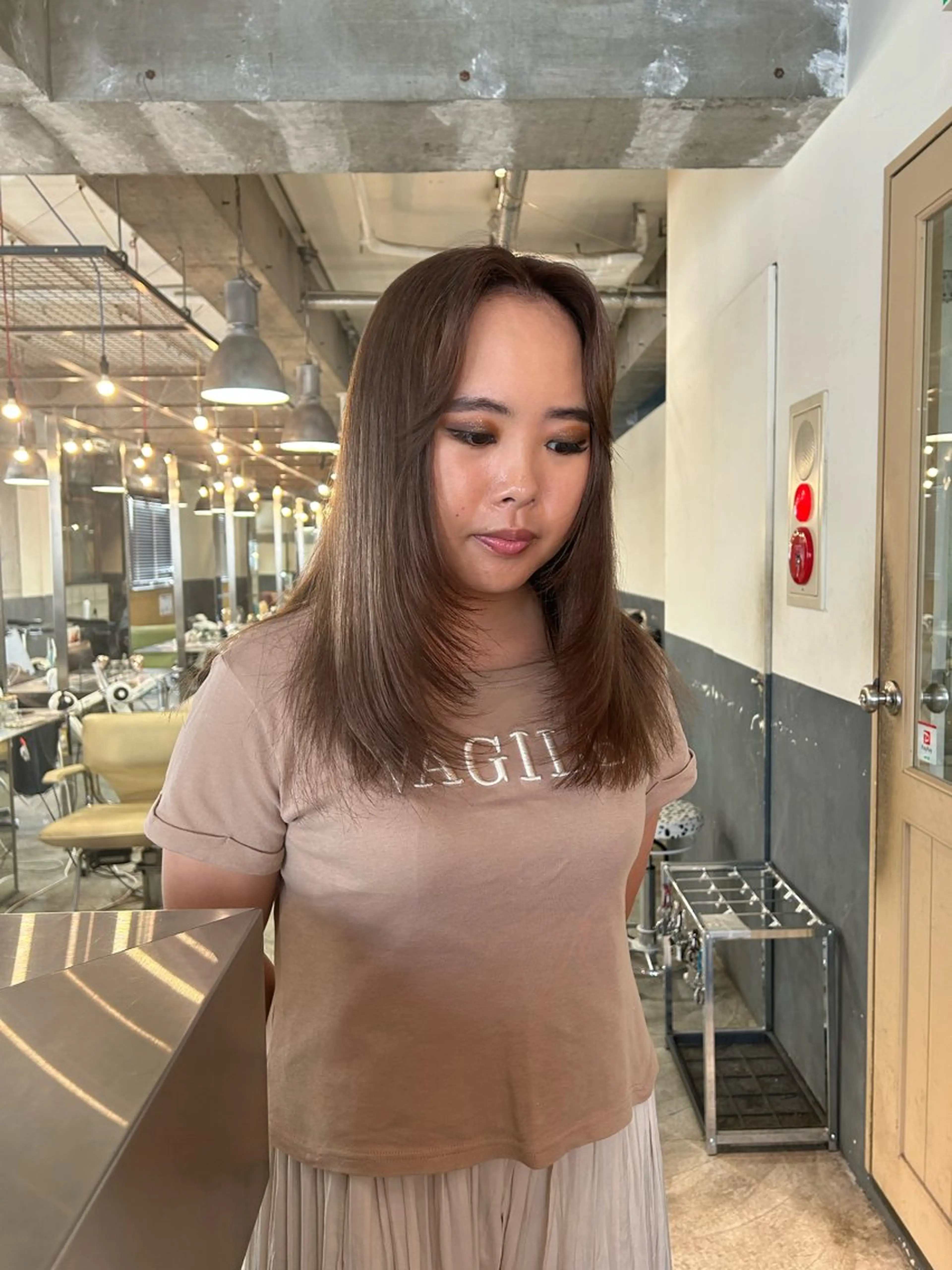 セミロング カラー ベージュカラー ブリーチ 顔まわりレイヤー 顔周りカット レイヤーカット カット ヘアカラー 丸みショート /nagisaのヘアスタイル