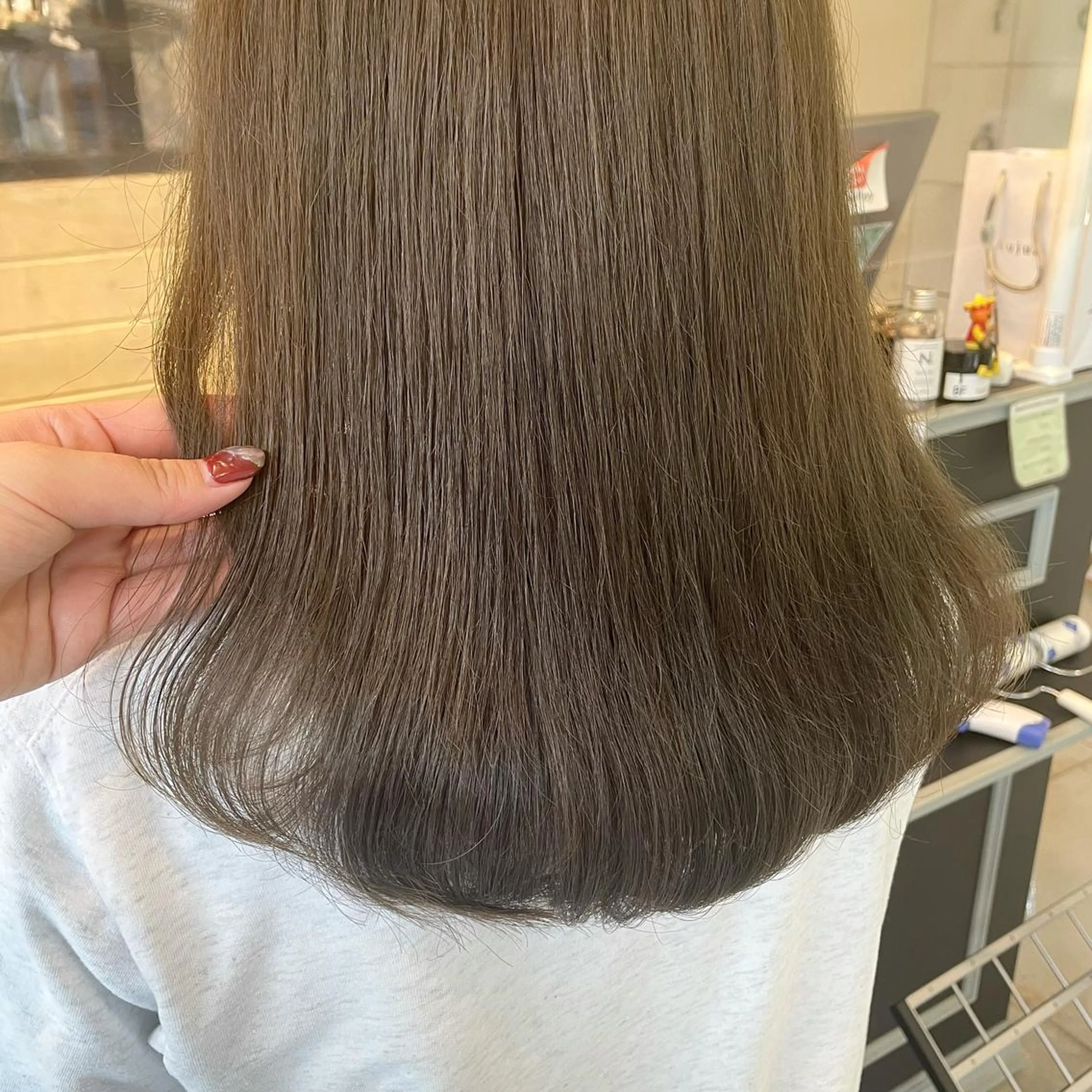 セミロング カラー スナコザワ レナのヘアスタイル