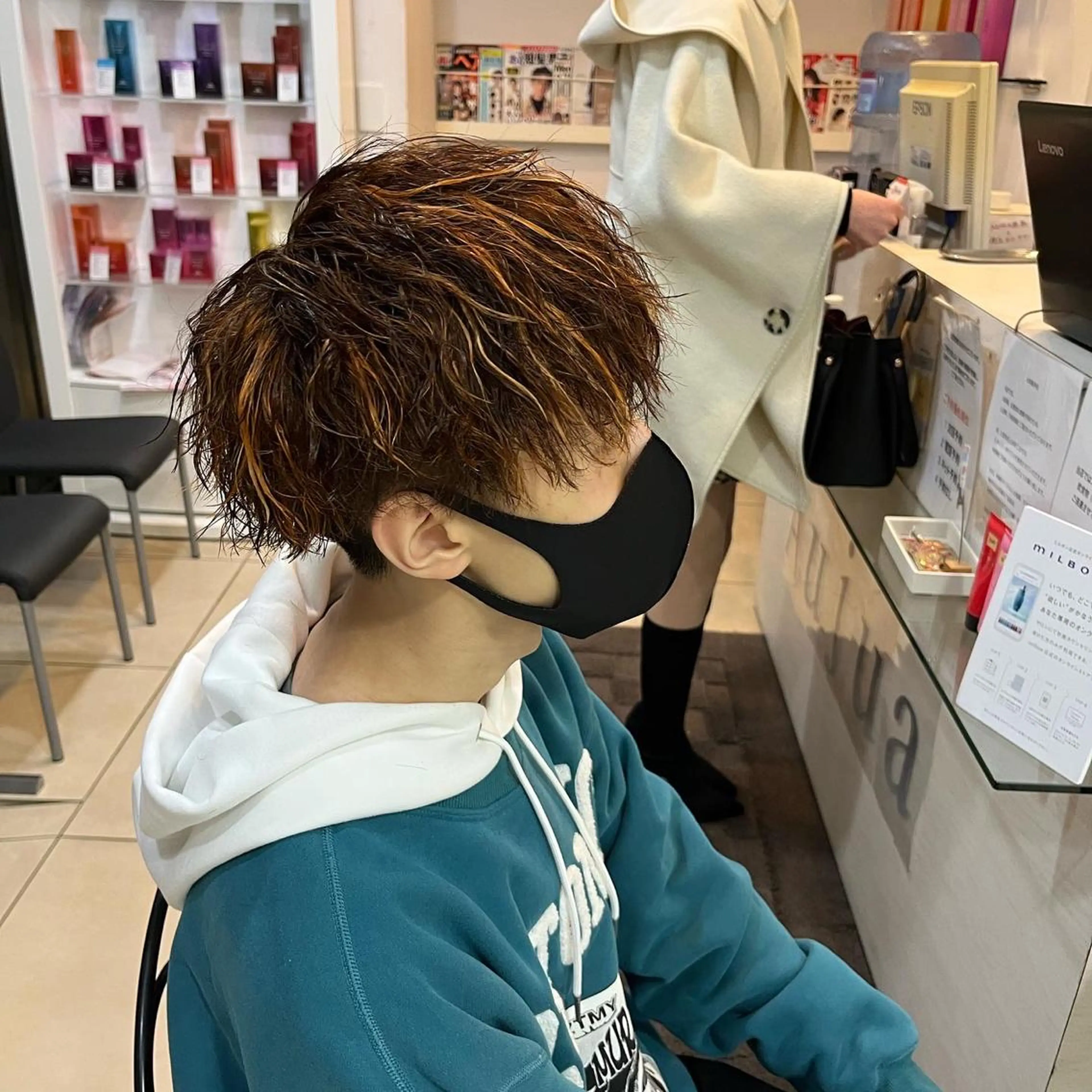 ショート カラー パーマ メンズ メンズブリーチ メンズハイライト ブリーチ ハイライトカラー オレンジ カット ヘアカラー パーマ 韓国風メンズ/毛流れ ヘアなら須田龍世のヘアスタイル