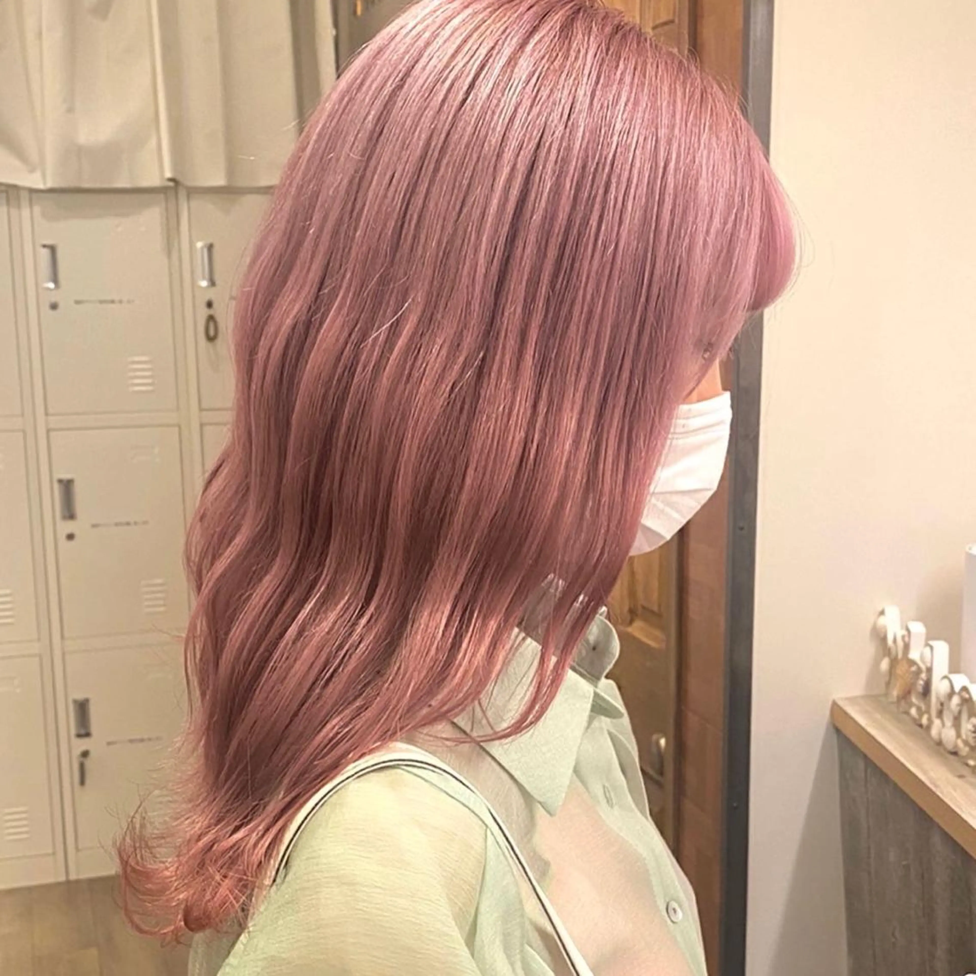 セミロング カラー ANNA /艶髪/ハイトーンのヘアスタイル