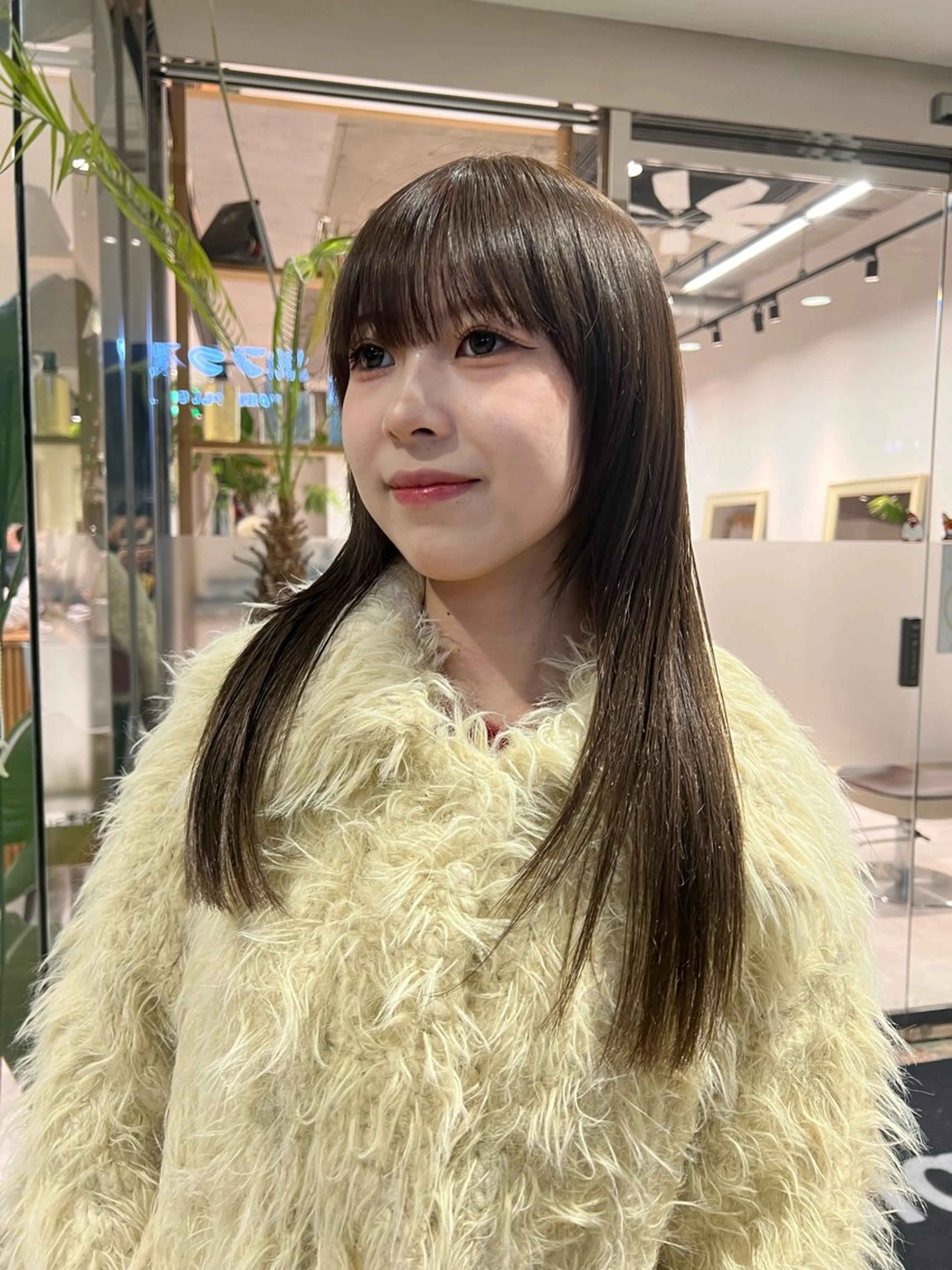 セミロング カラー ヘアカラー トリートメント ダブルカラーブリーチ 髪質改善　縮毛矯正のヘアスタイル