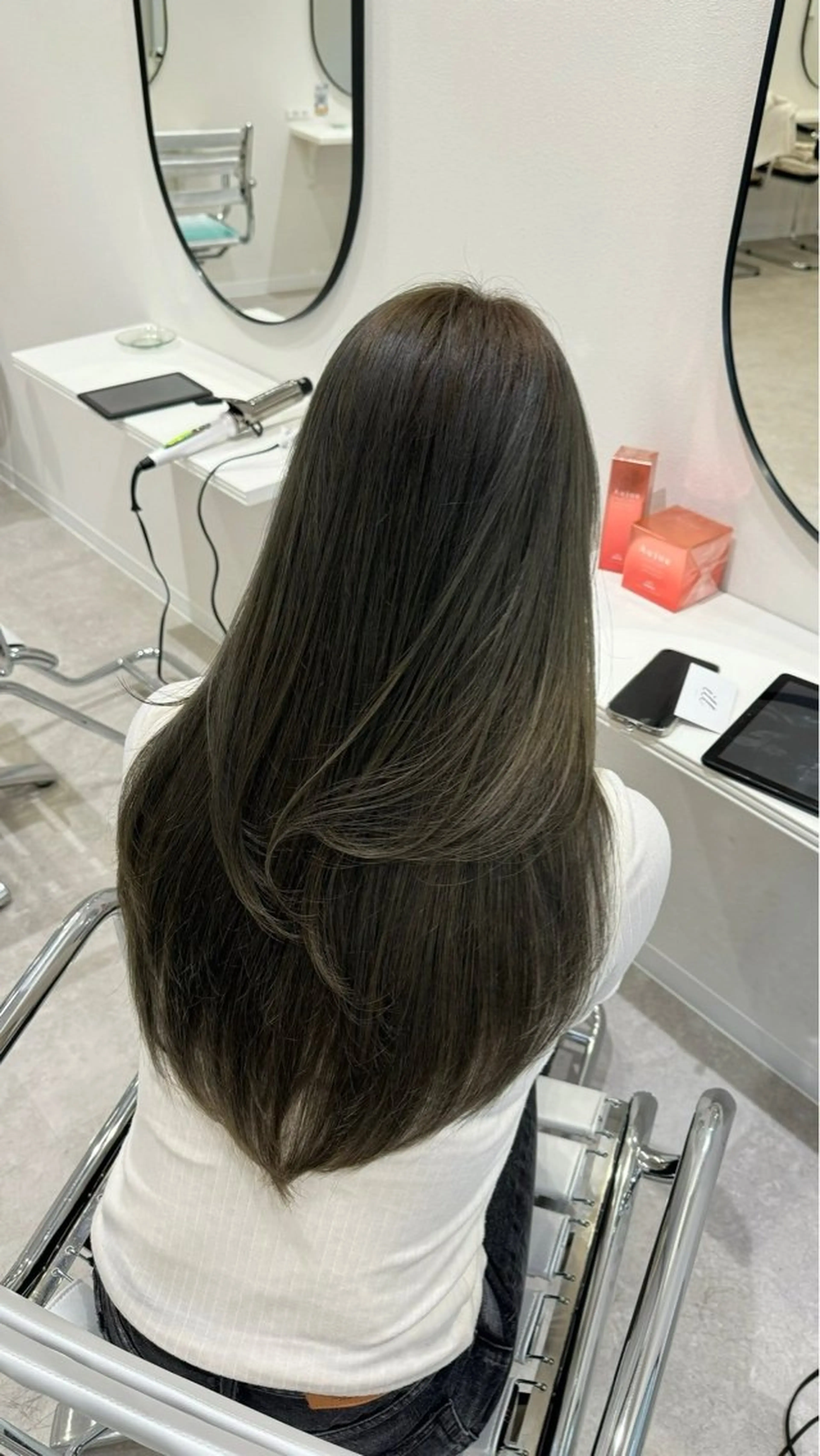 ロング カラー アッシュ アッシュグレー アッシュグレージュ ベージュカラー ブリーチ カット ヘアカラー トリートメント HAVANA 渋谷所属・渋谷/韓国レイヤー/ 艶髪/フェード/千尋のヘアスタイル