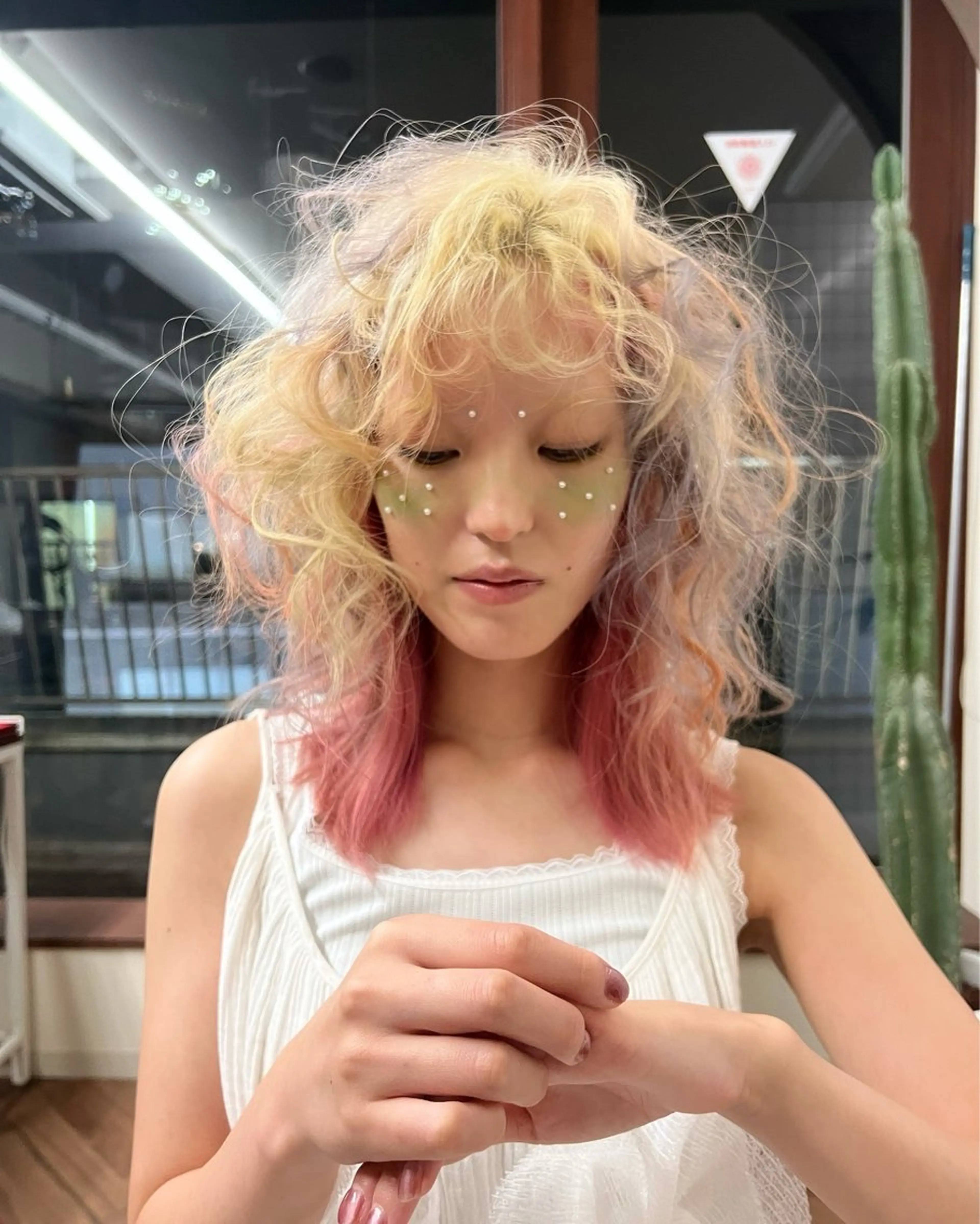 ミディアム カラー ブリーチ ブロンド ケアブリーチ 透明感カラー ダブルカラー ヘアカラー トリートメント ヘアセット ニュアンスレイヤー ハイトーンカラーのヘアスタイル
