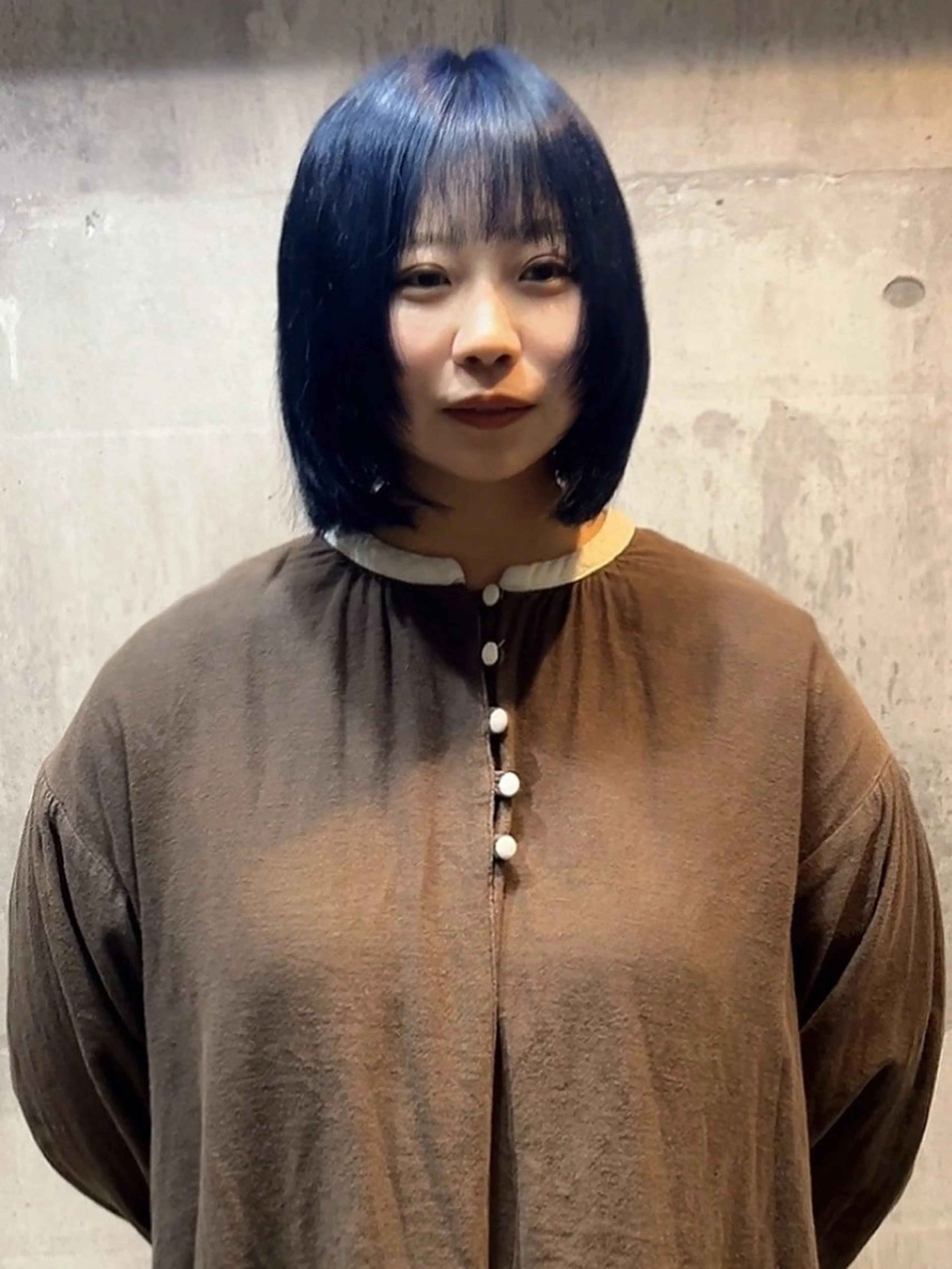 ミディアム カラー ブルーカラー ネイビーカラー Nagi レイヤー カット ブリーチ募集のヘアスタイル