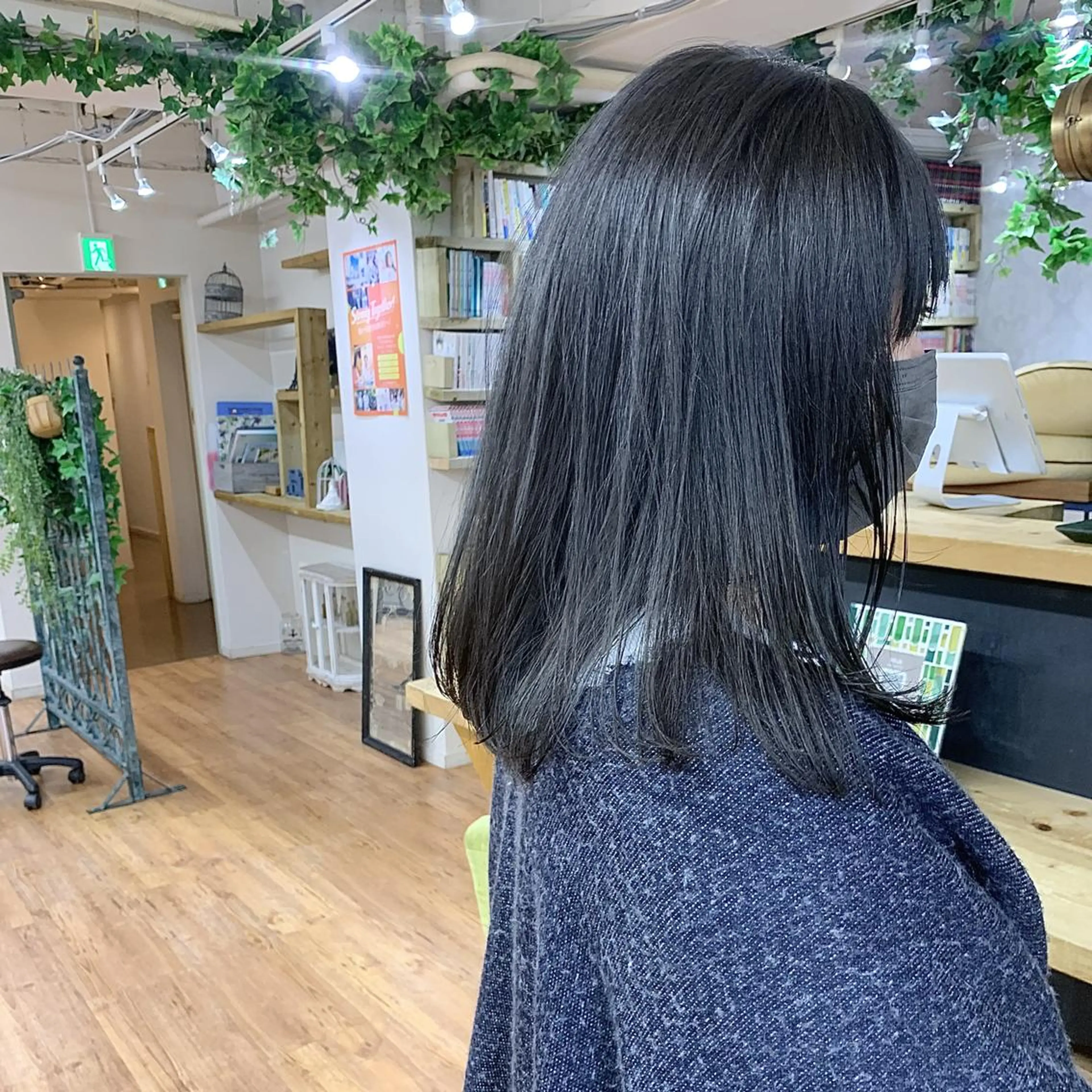 ミディアム カラー 黒髪 ブルーカラー ブルーブラック カット ヘアカラー トリートメント お顔まわりカット🌱 emo.村松泉綺のヘアスタイル