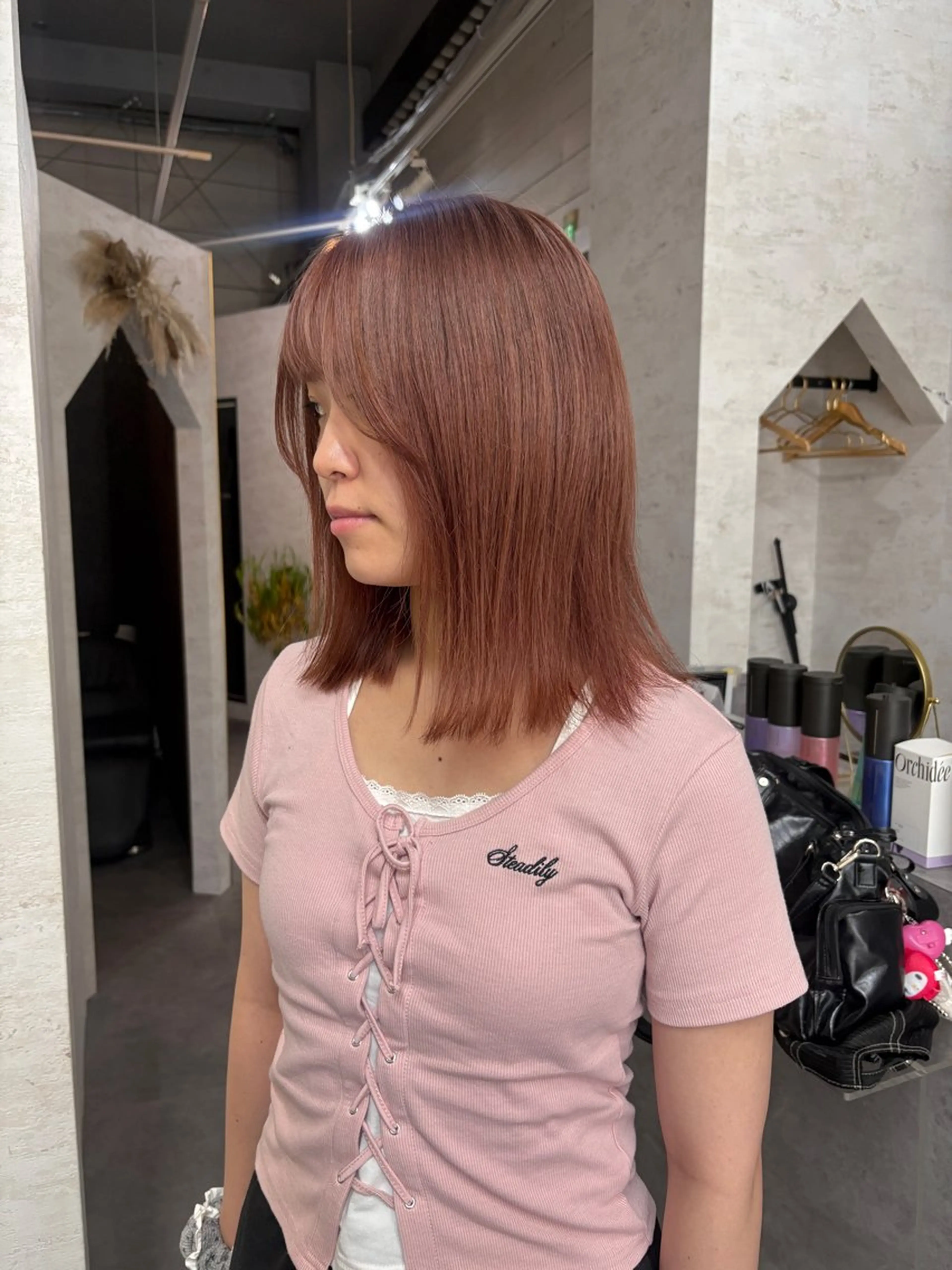 ロング カラー ベージュカラー ブリーチ ピンクカラー ピンクベージュ カット ヘアカラー トリートメント ブリーチなしカラー レイヤーカットのヘアスタイル