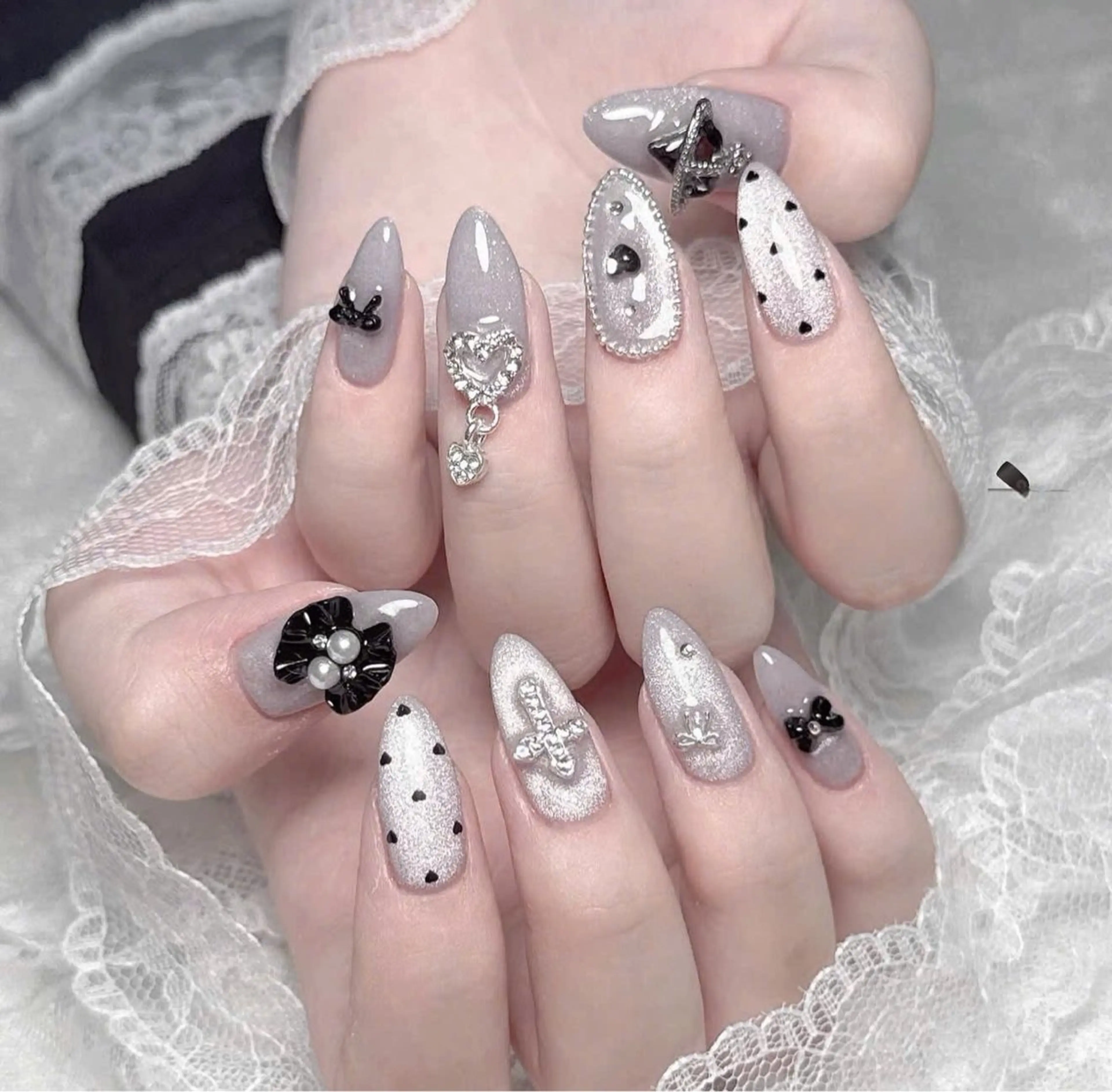 ネイル フラッシュネイル フレンチネイル グラデーション キラキラネイル 韓国ネイル ハンドネイル Lyna Nail のネイルデザイン