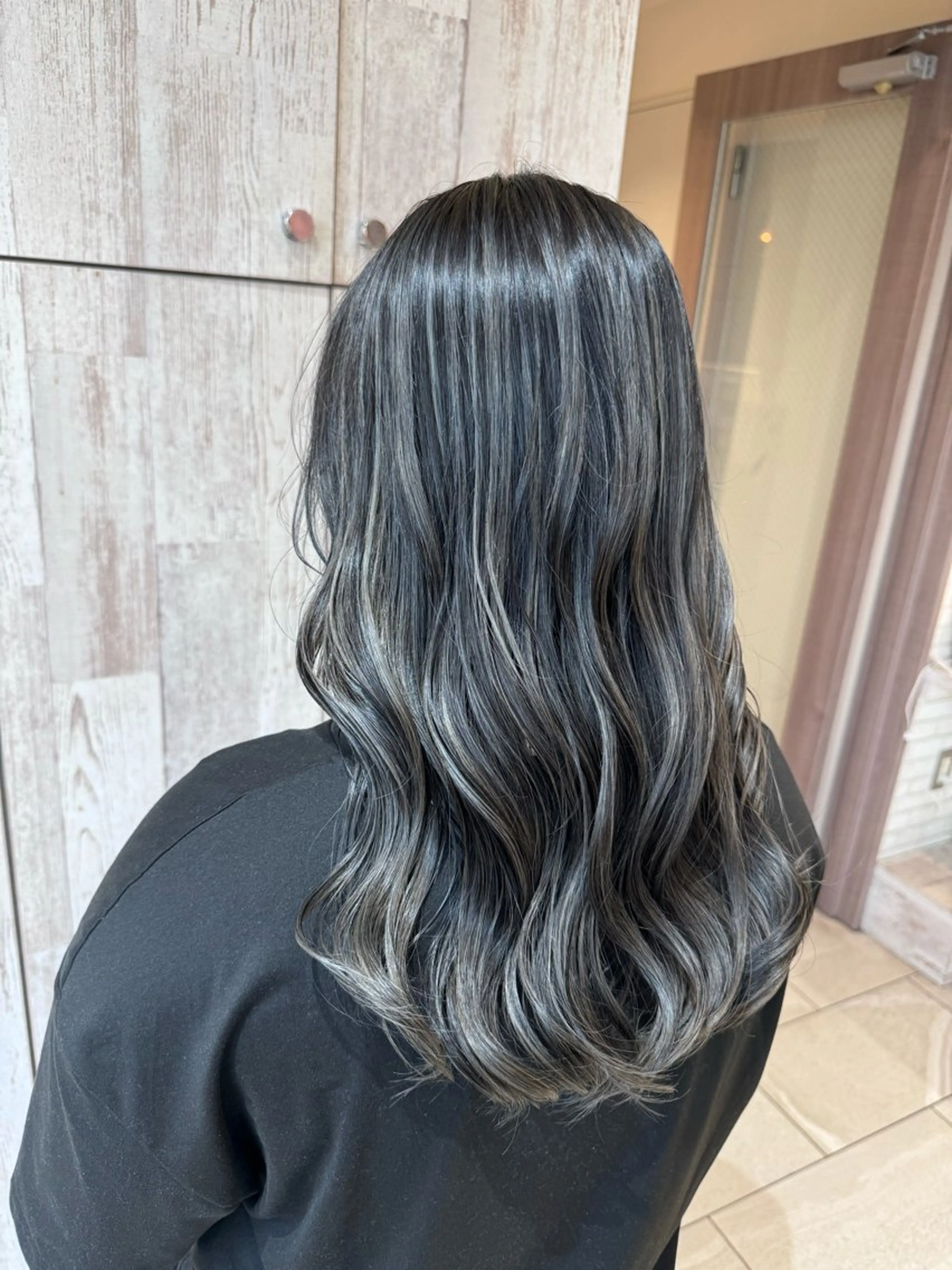 セミロング カラー バレイヤージュ シルバー レイヤーカット カット ヘアカラー オーガニック/白髪 ぼかし/斎藤相慶のヘアスタイル