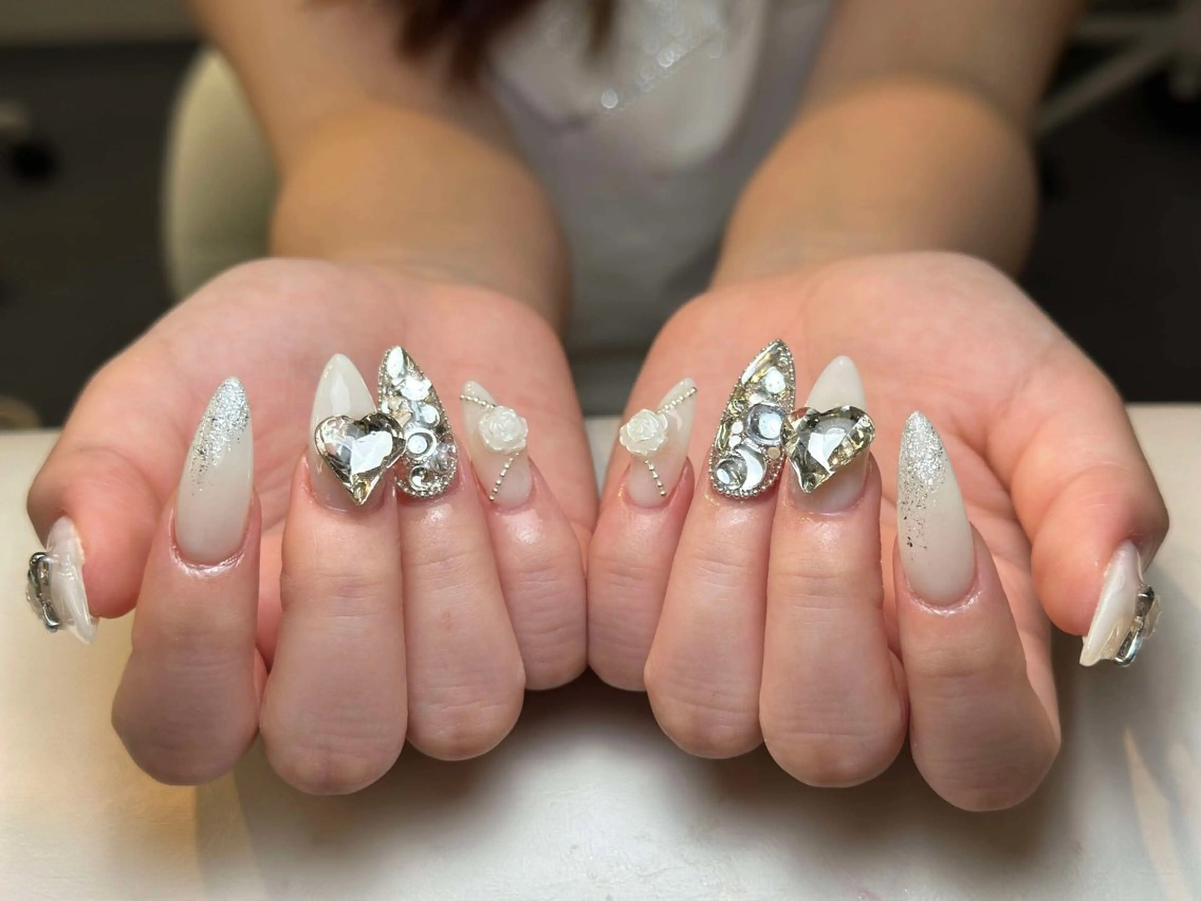 ネイル チークネイル ハート ホログラムネイル ミラーネイル ニュアンスネイル ハンドネイル Nie Nail Salon所属・Nie Nail Shinokuboのネイルデザイン