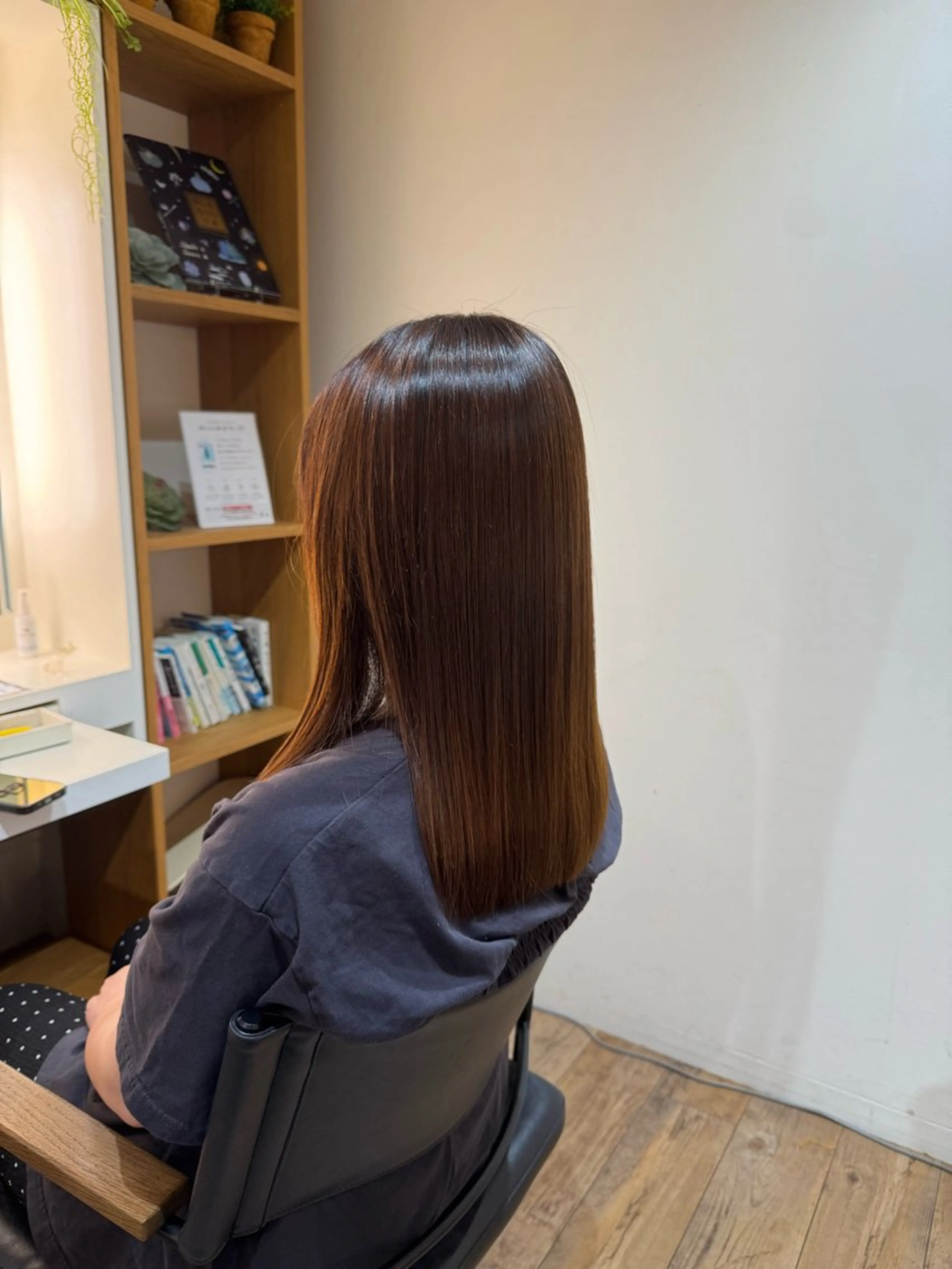 セミロング カット 縮毛矯正 トリートメント afloatkobe所属・美髪/髪質改善 川口凌弥のヘアスタイル