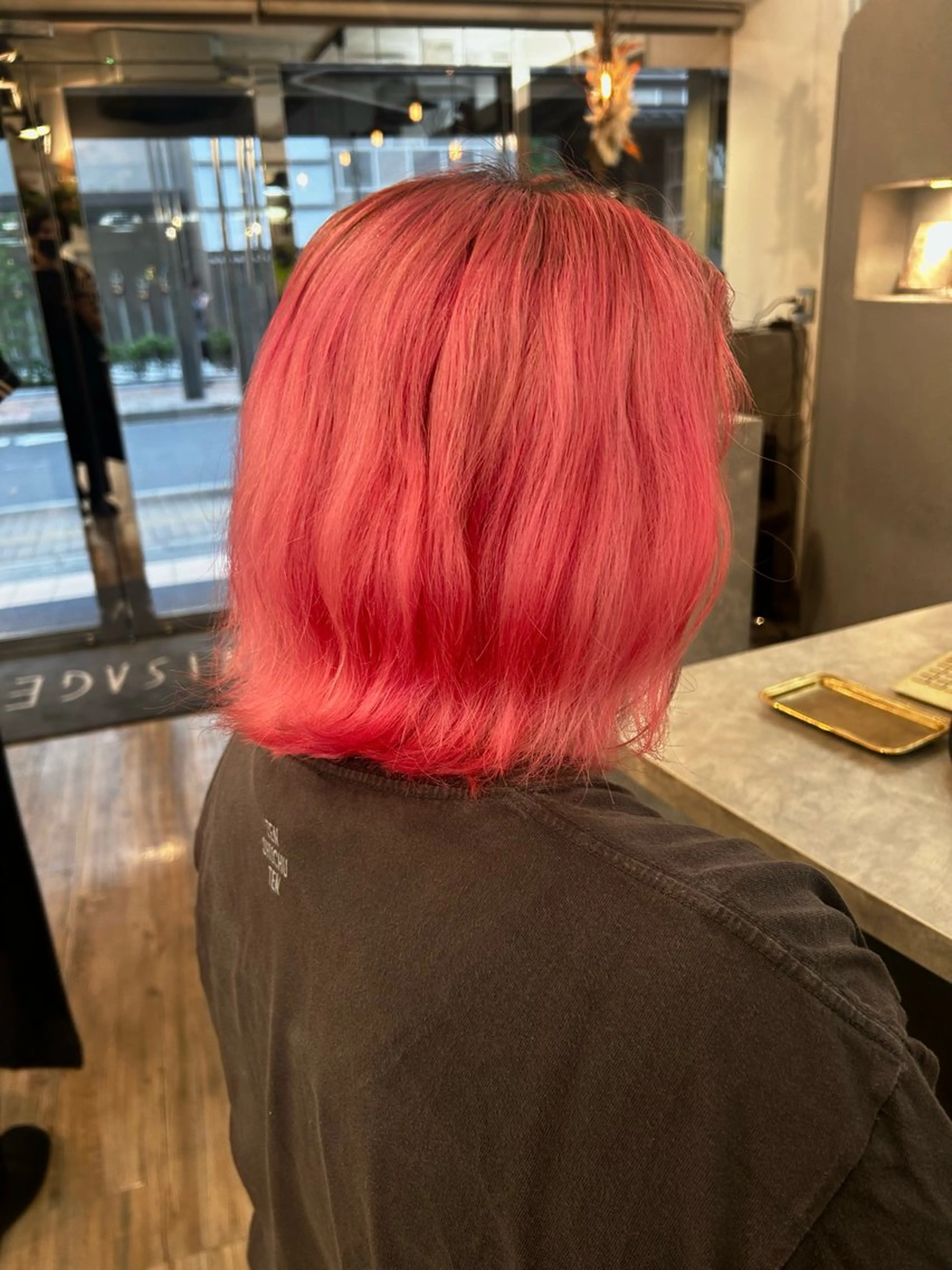ミディアム カラー ブリーチ ピンクカラー ミナミ🩰デサインカ ラー♡ヘアセットのヘアスタイル
