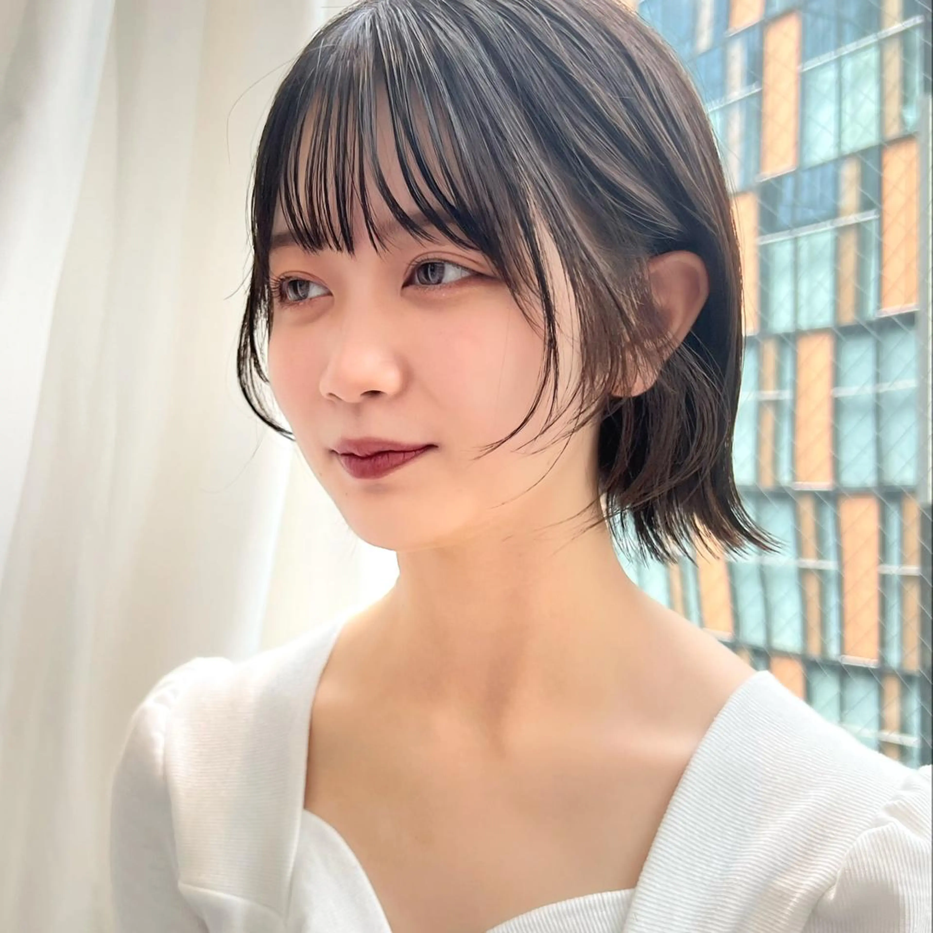 ショート カラー 切りっぱなしボブ 前下がりボブ ブリーチ グレージュ イルミナカラー カット ヘアカラー トリートメント ニュアンスレイヤー ハイトーンカラーのヘアスタイル
