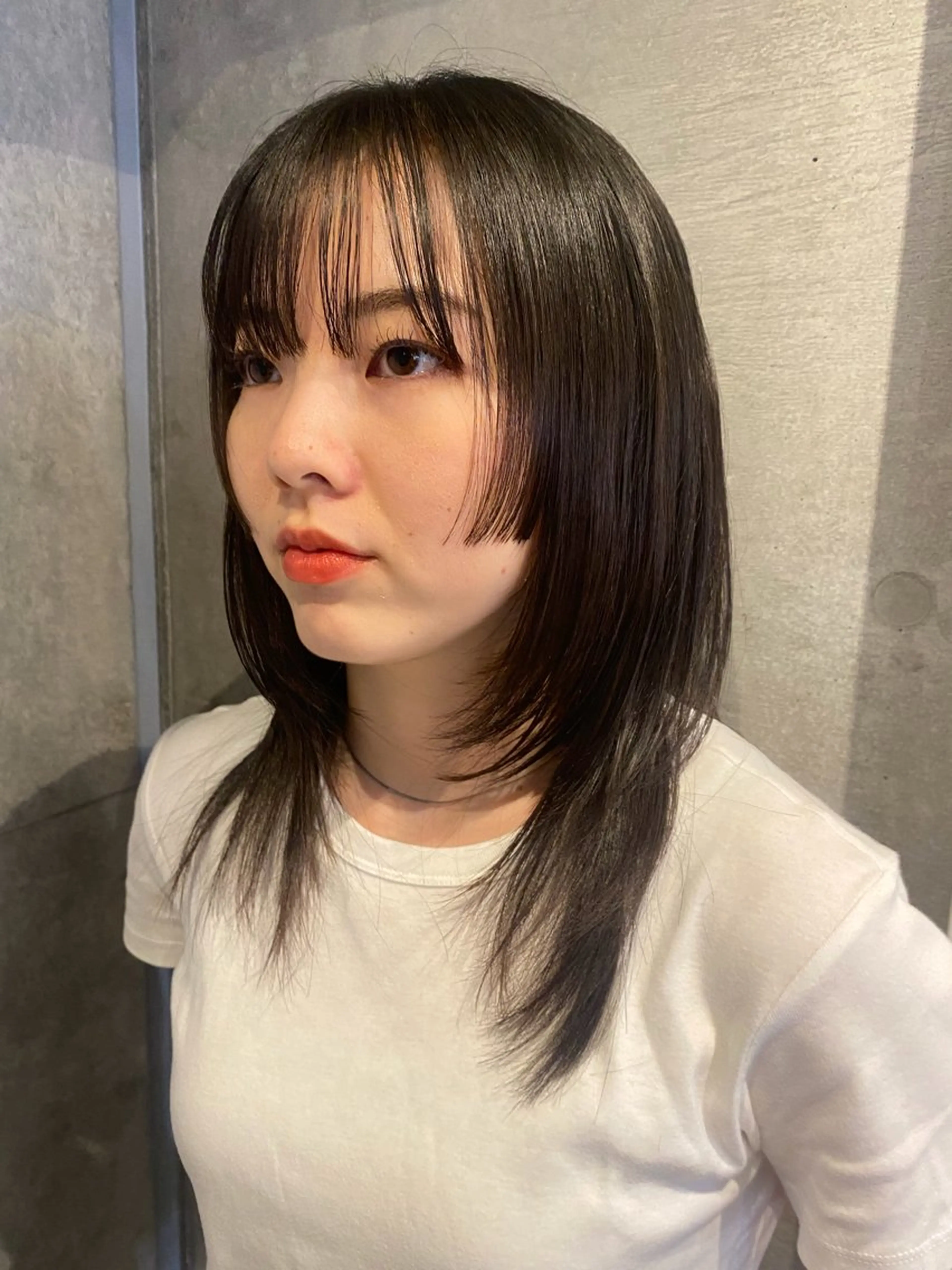 セミロング カラー カット 室谷 侑奈のヘアスタイル