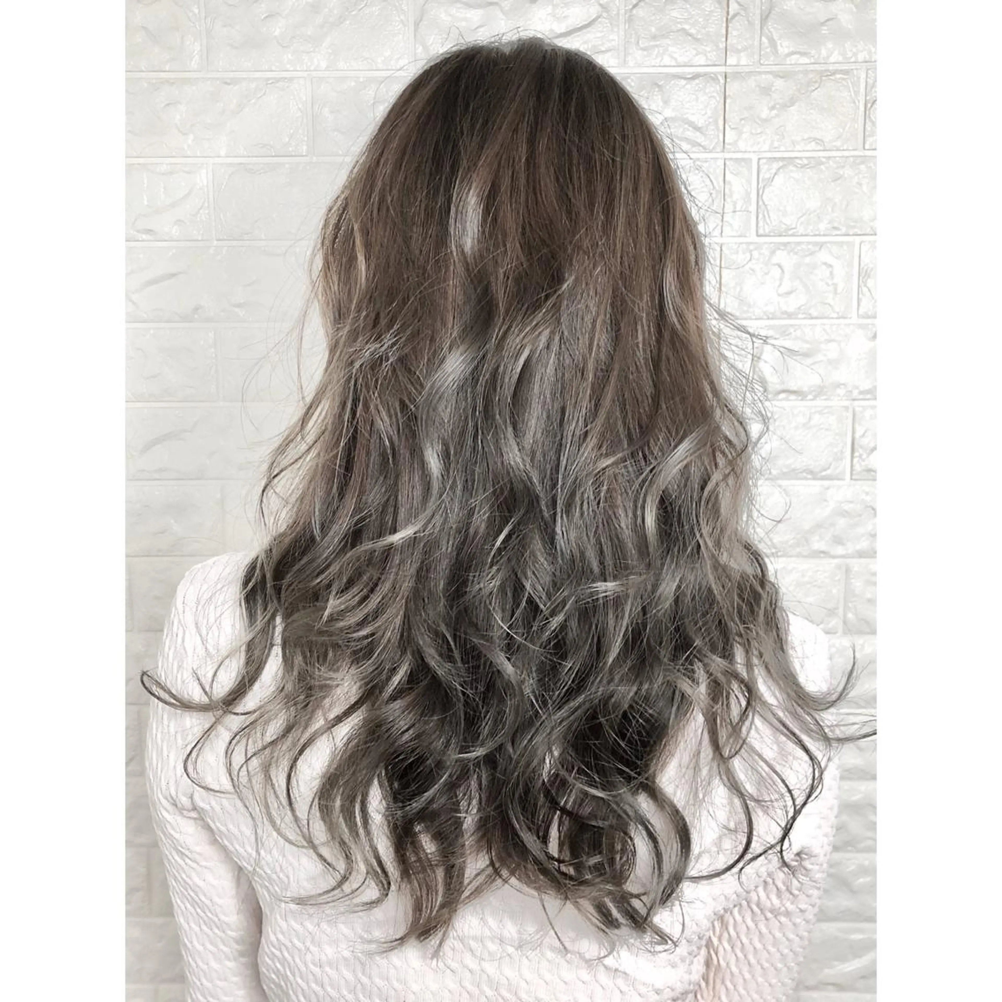 セミロング カラー パーマ アッシュ アッシュグレー アッシュグレージュ グレージュ ハイライトカラー KIZU 髪質改善 オカルト怪談のヘアスタイル