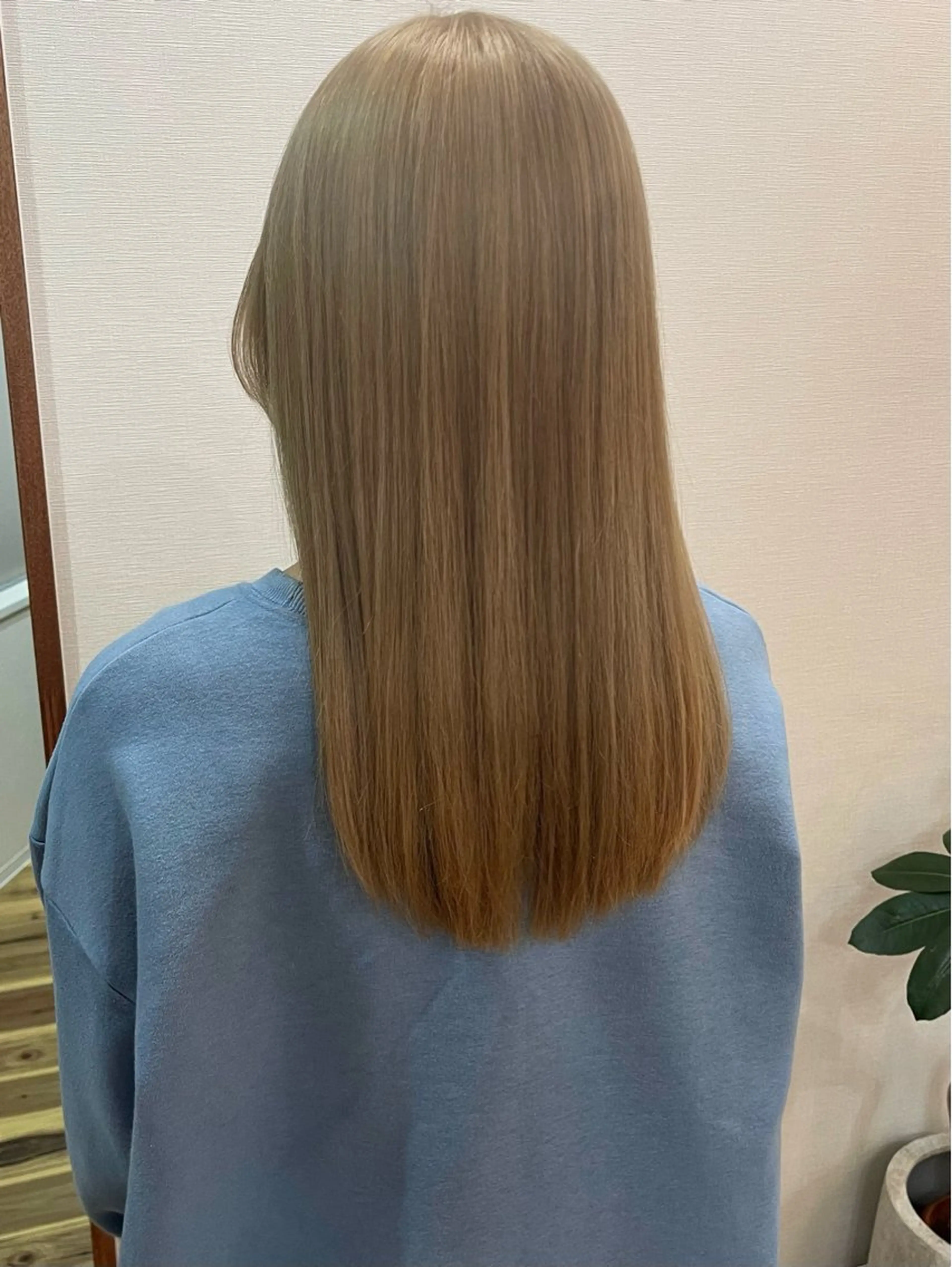 セミロング カラー ベージュカラー ブリーチ ケアブリーチ シルバー シルバーベージュ カット ヘアカラー トリートメント 髪質改善ｶﾗｰ ｹｱﾌﾞﾘｰﾁ/ﾀﾑのヘアスタイル