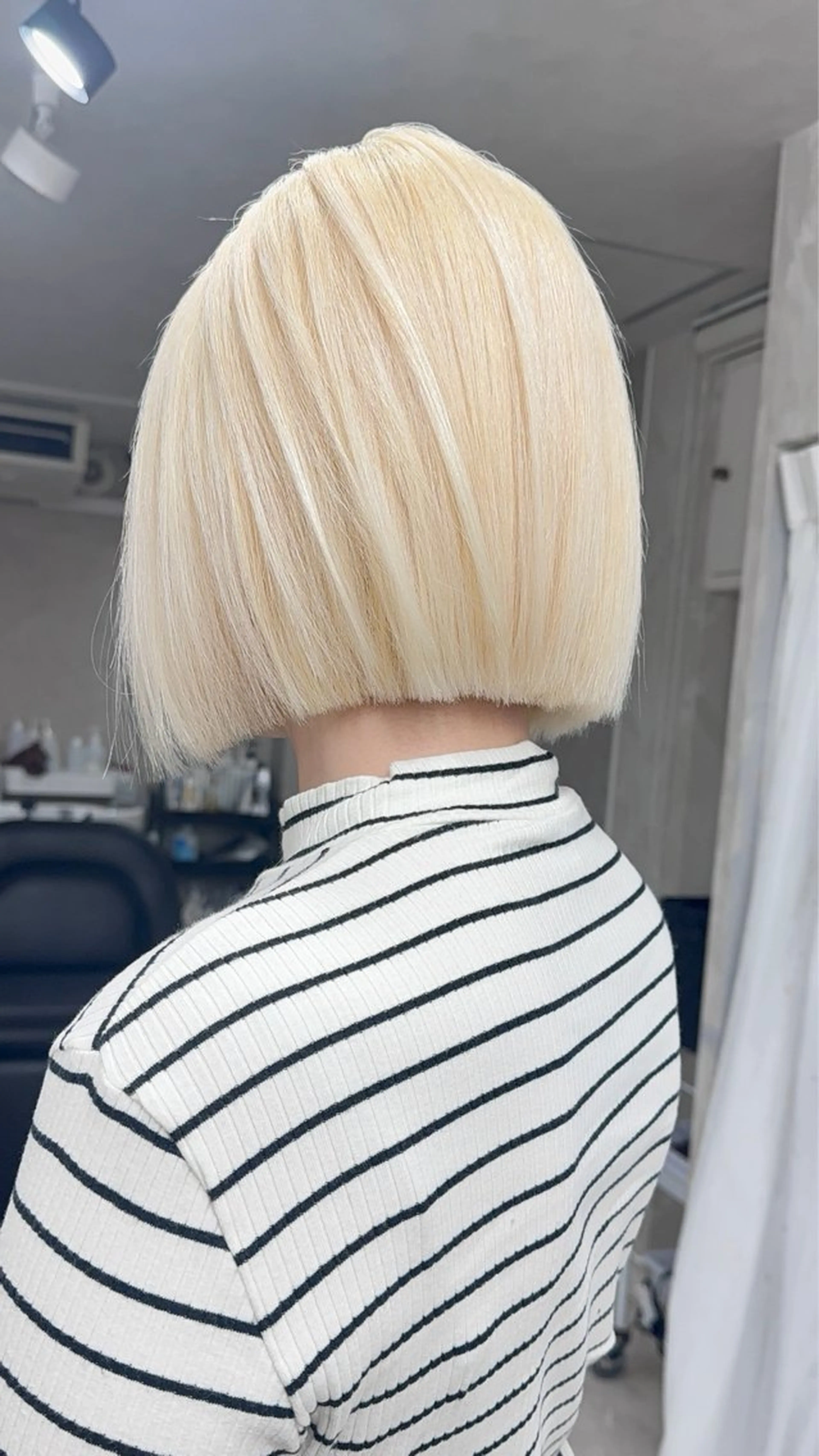 ショート ボブ ヘアカラー 前髪カット🩶レイヤ ー🩶ハイトーン🩶のヘアスタイル