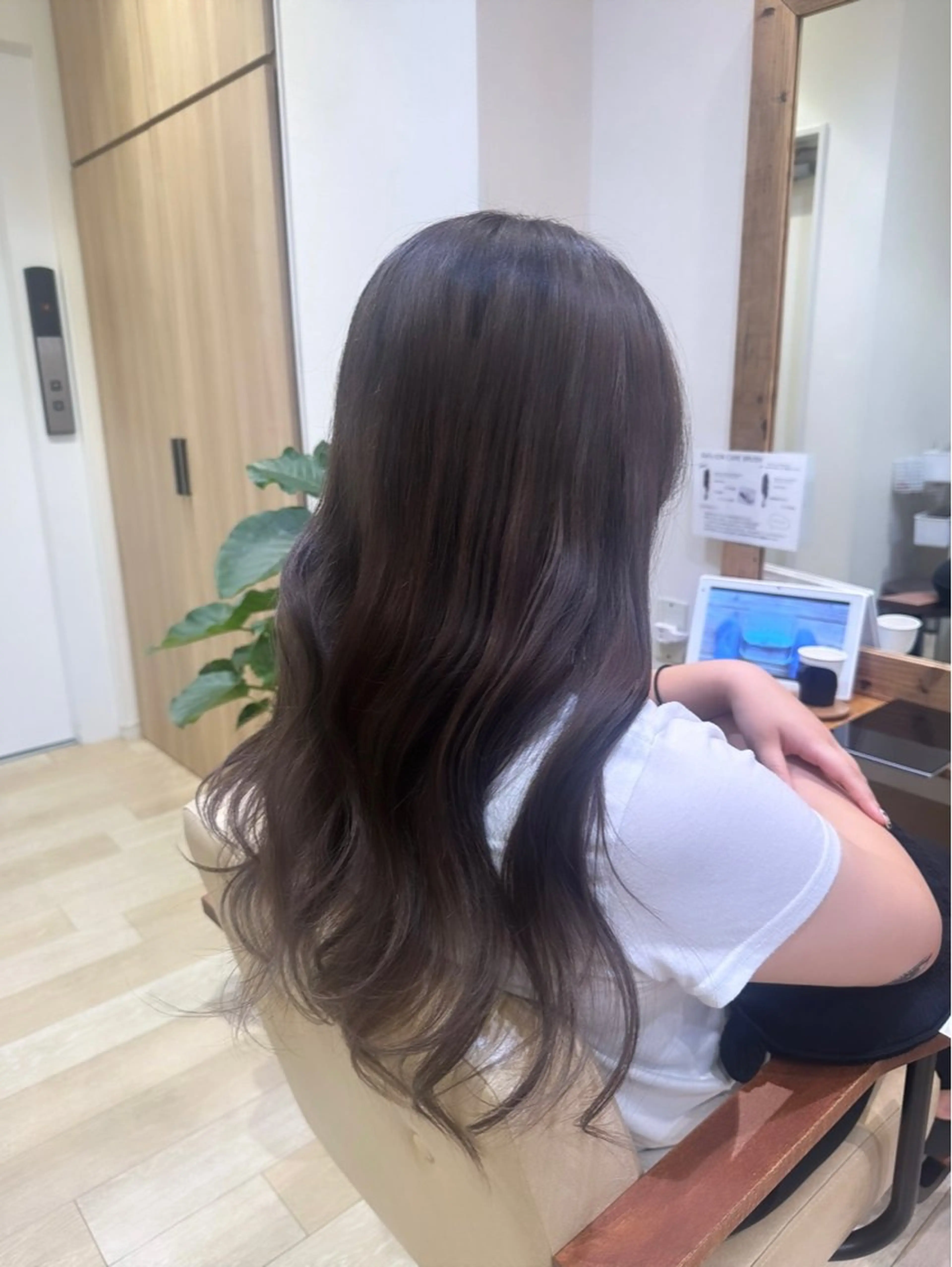 ロング カラー ベージュカラー シルバー シルバーベージュ ブリーチなしカラー RURI🩵のヘアスタイル