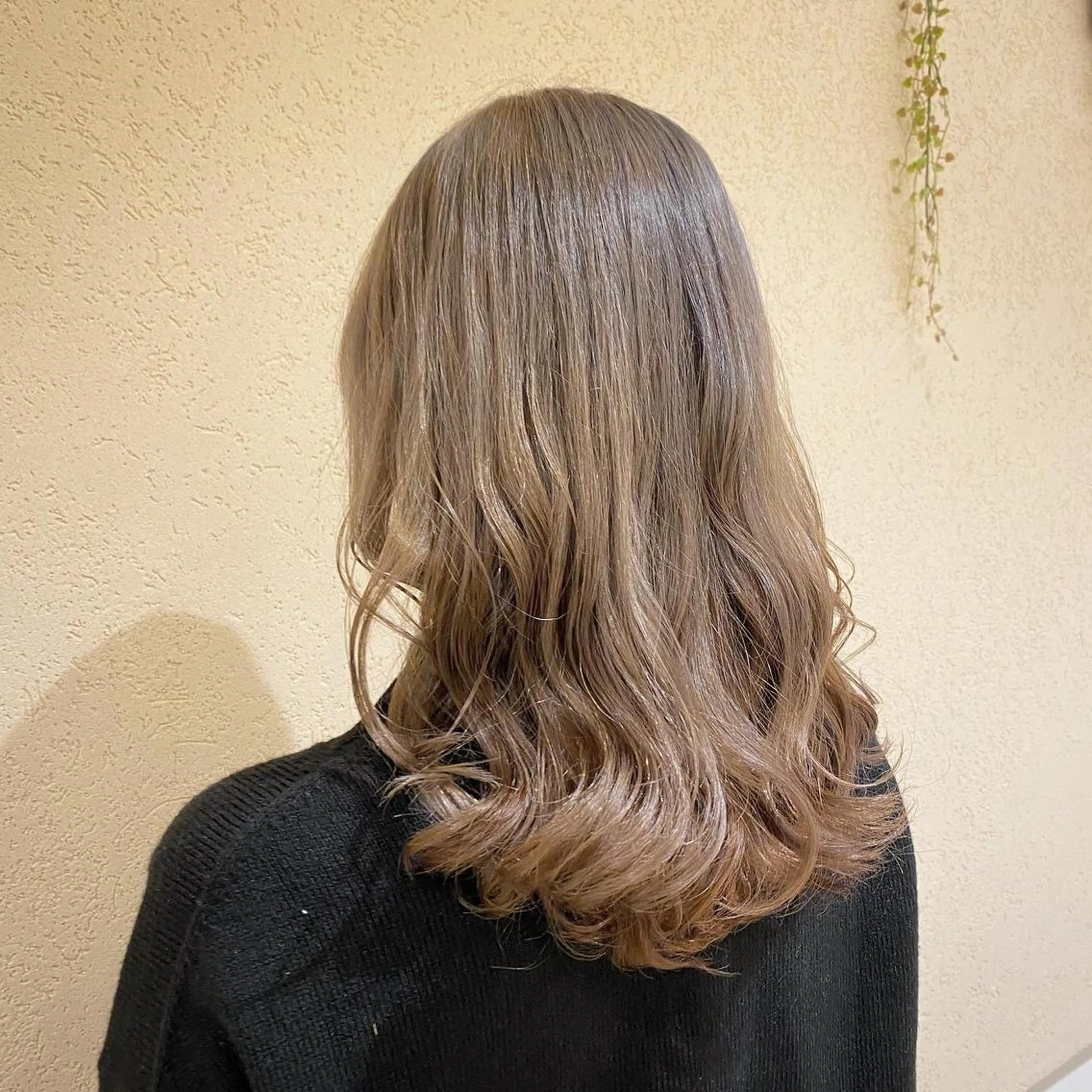 ミディアム 新宿スペインカール ヨモギダのヘアスタイル