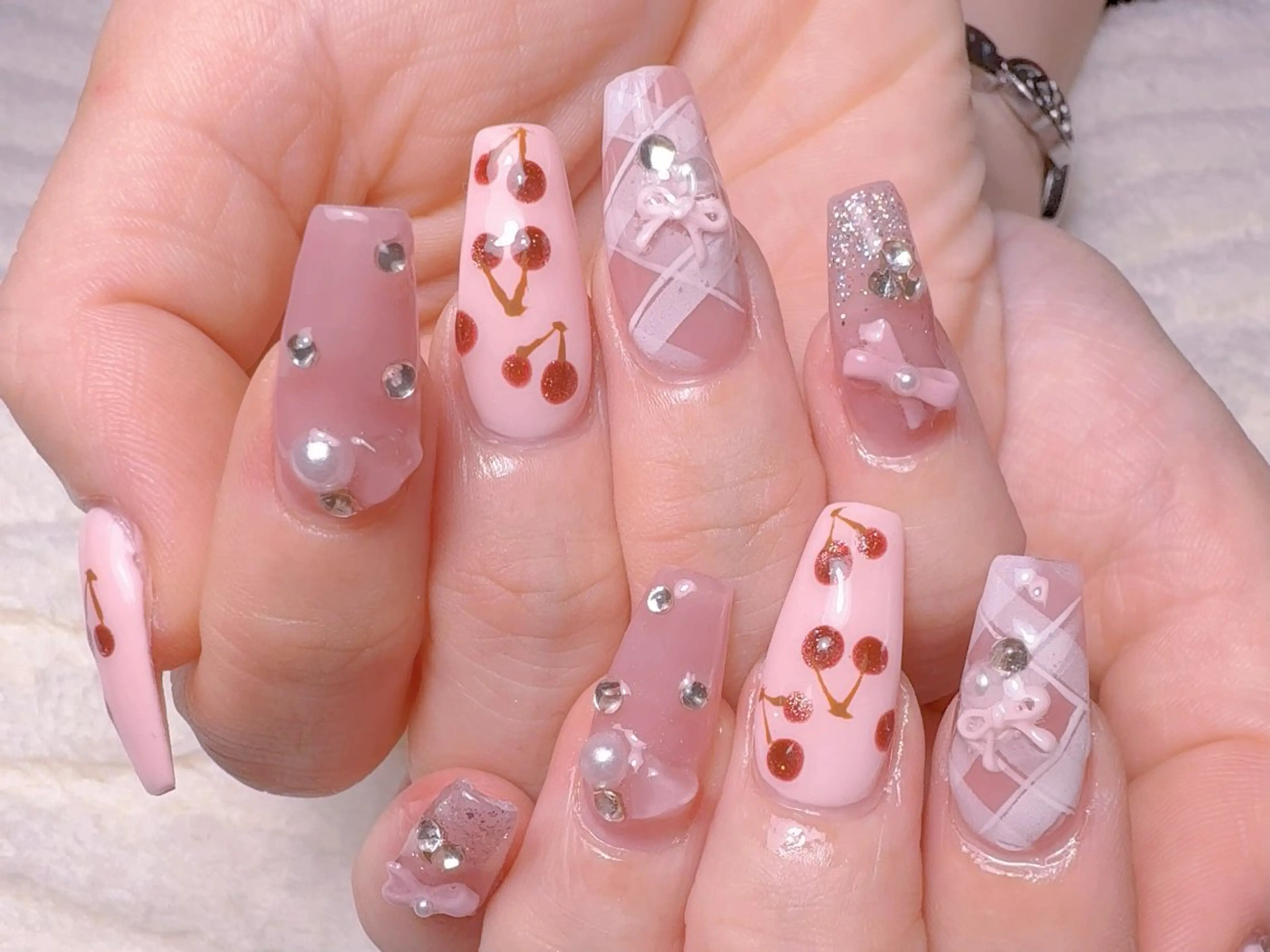 ネイル キラキラネイル 韓国ネイル オフィスネイル ハンドネイル ハンドケア cat‘s nail🐈‍⬛のネイルデザイン