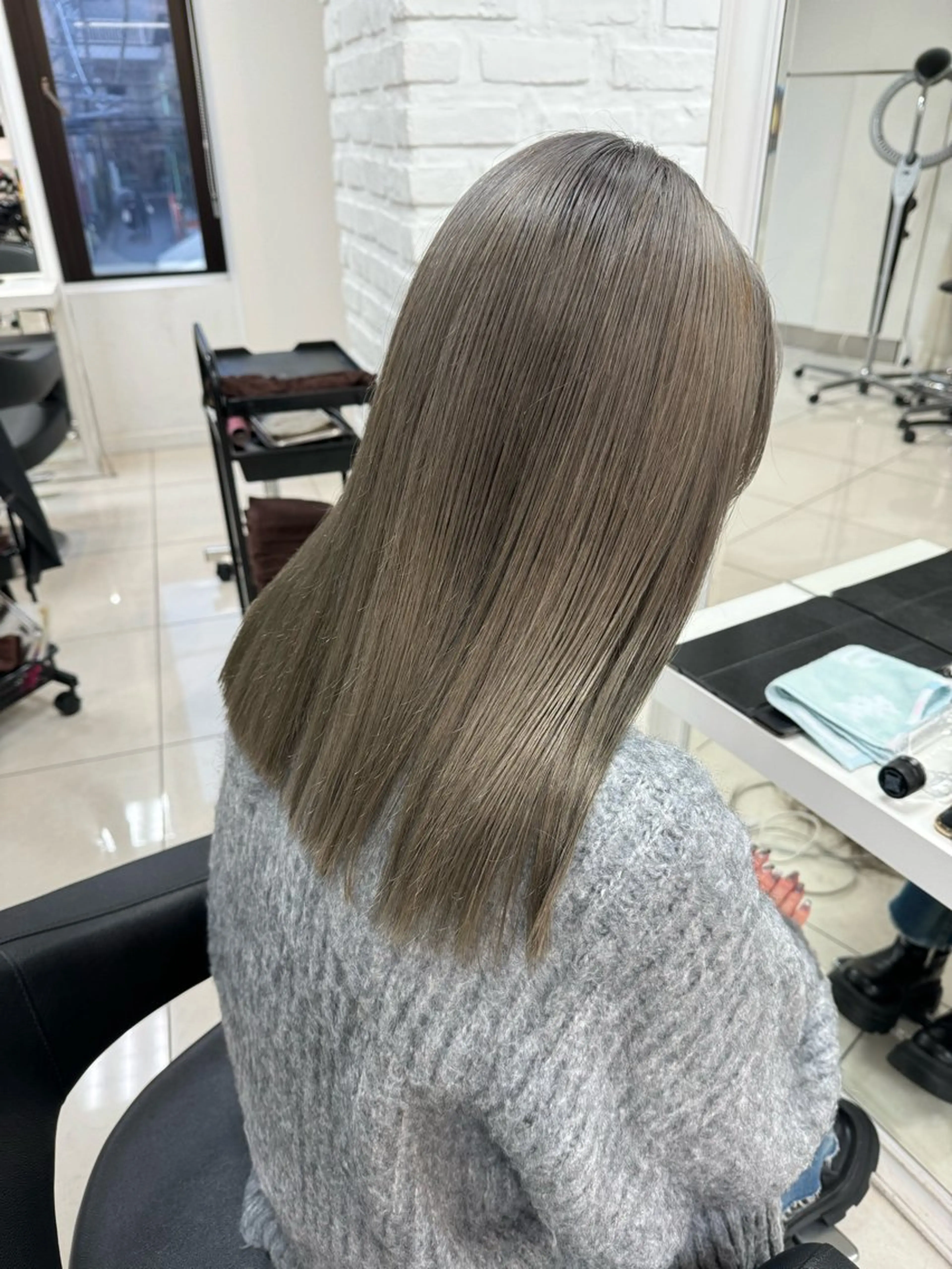 セミロング カラー グレージュ イルミナカラー シルバー シルバーグレージュ ヘアカラー トリートメント 【デザインカラー】 粥川佳日望のヘアスタイル