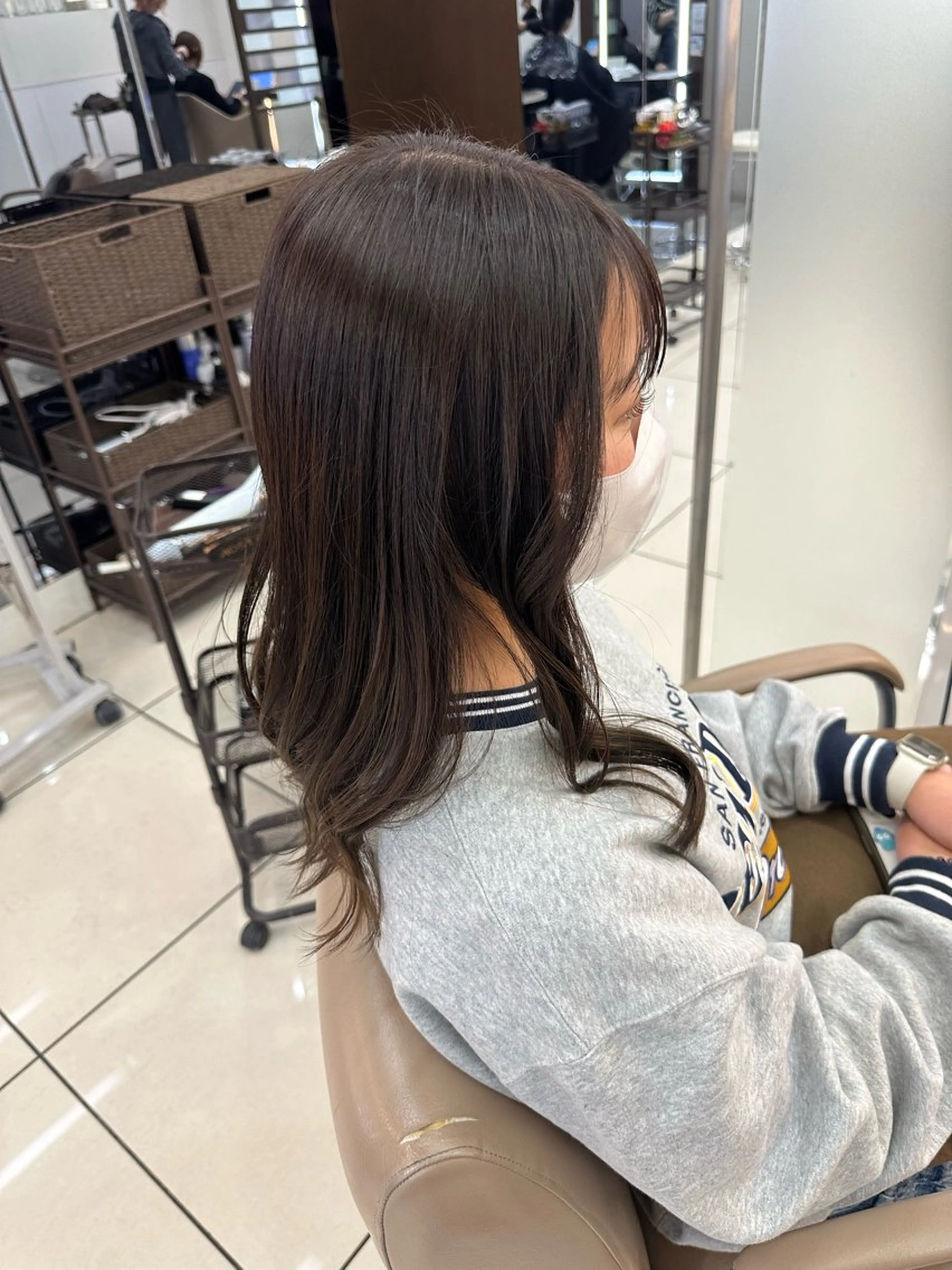 ロング カラー ヘアカラー ラウンドマッシュシャ ドウニュアンスパーマのヘアスタイル