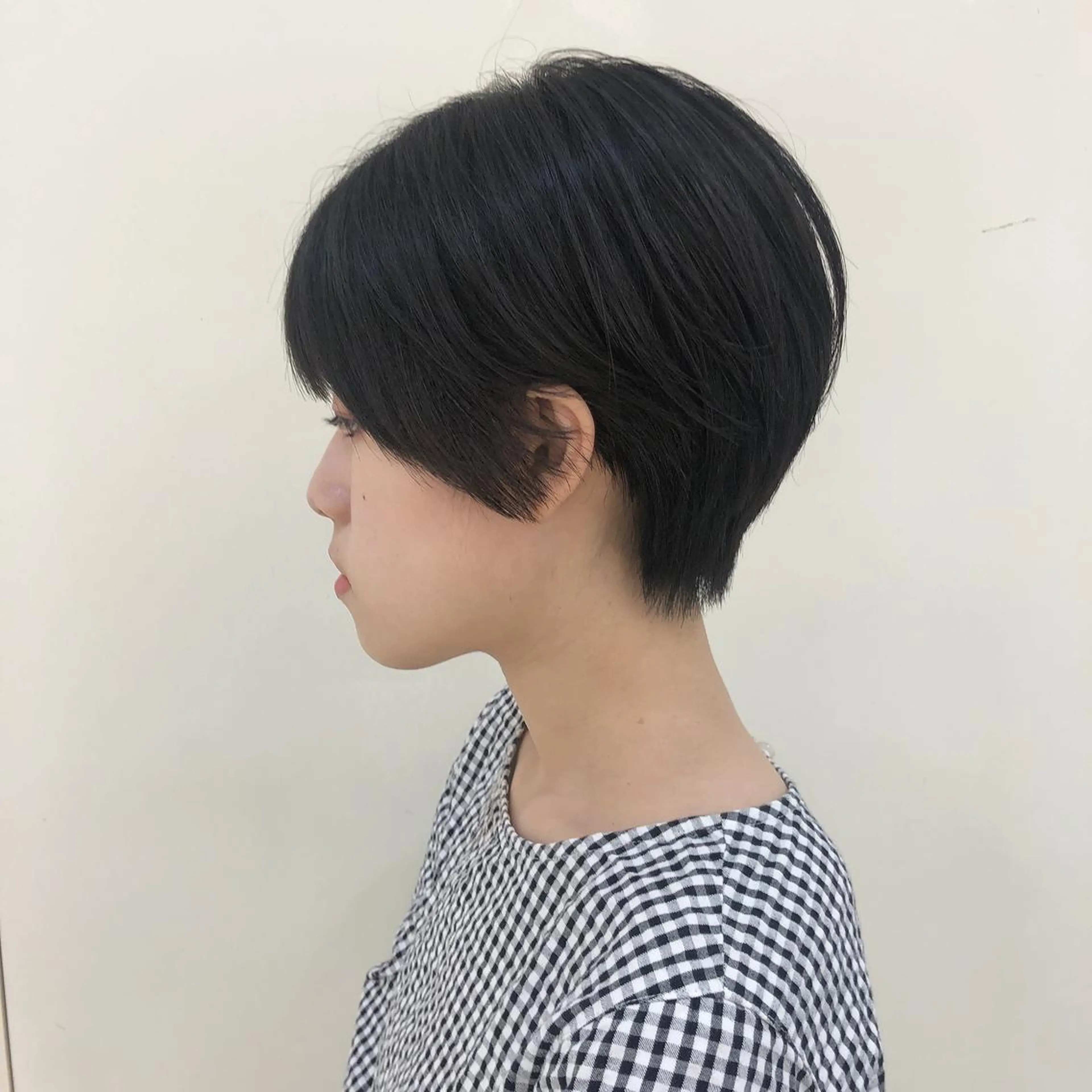 ショート ショートヘア レイヤー/顔まわり カット/地毛風カラーのヘアスタイル