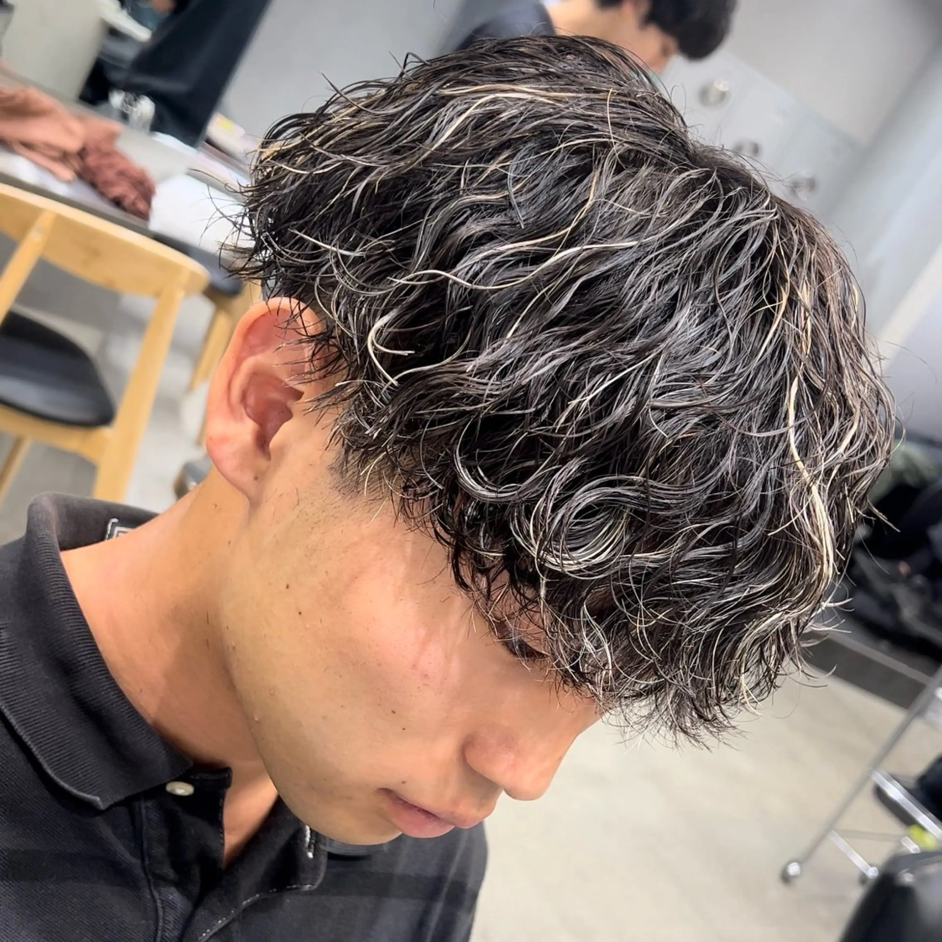 ショート パーマ メンズ メンズハイライト メンズパーマ 波巻きパーマ ハイライト 松下 友希 【fifth】のヘアスタイル