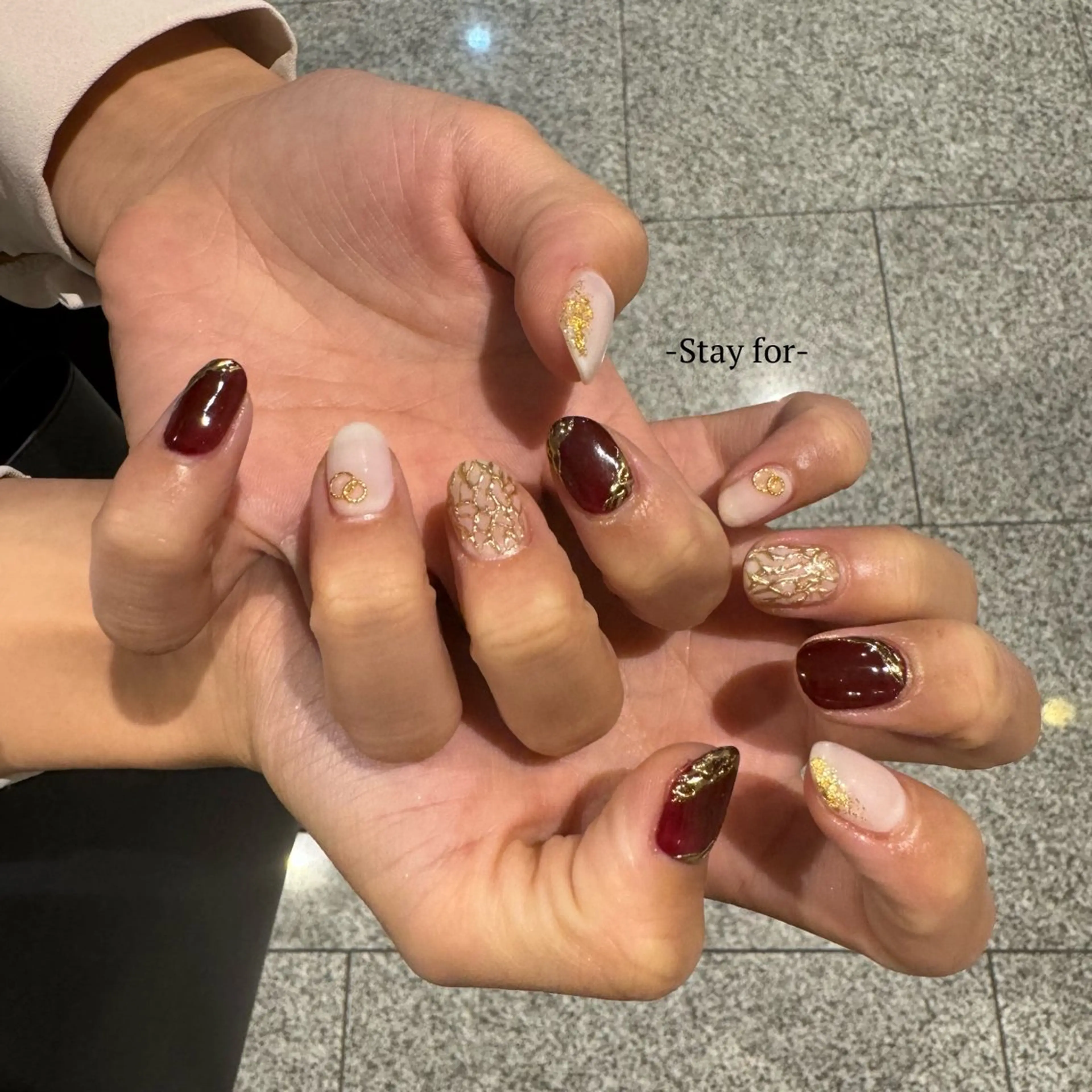 ネイル ボルドー ゴールド ホワイト Stay for Mayaのネイルデザイン