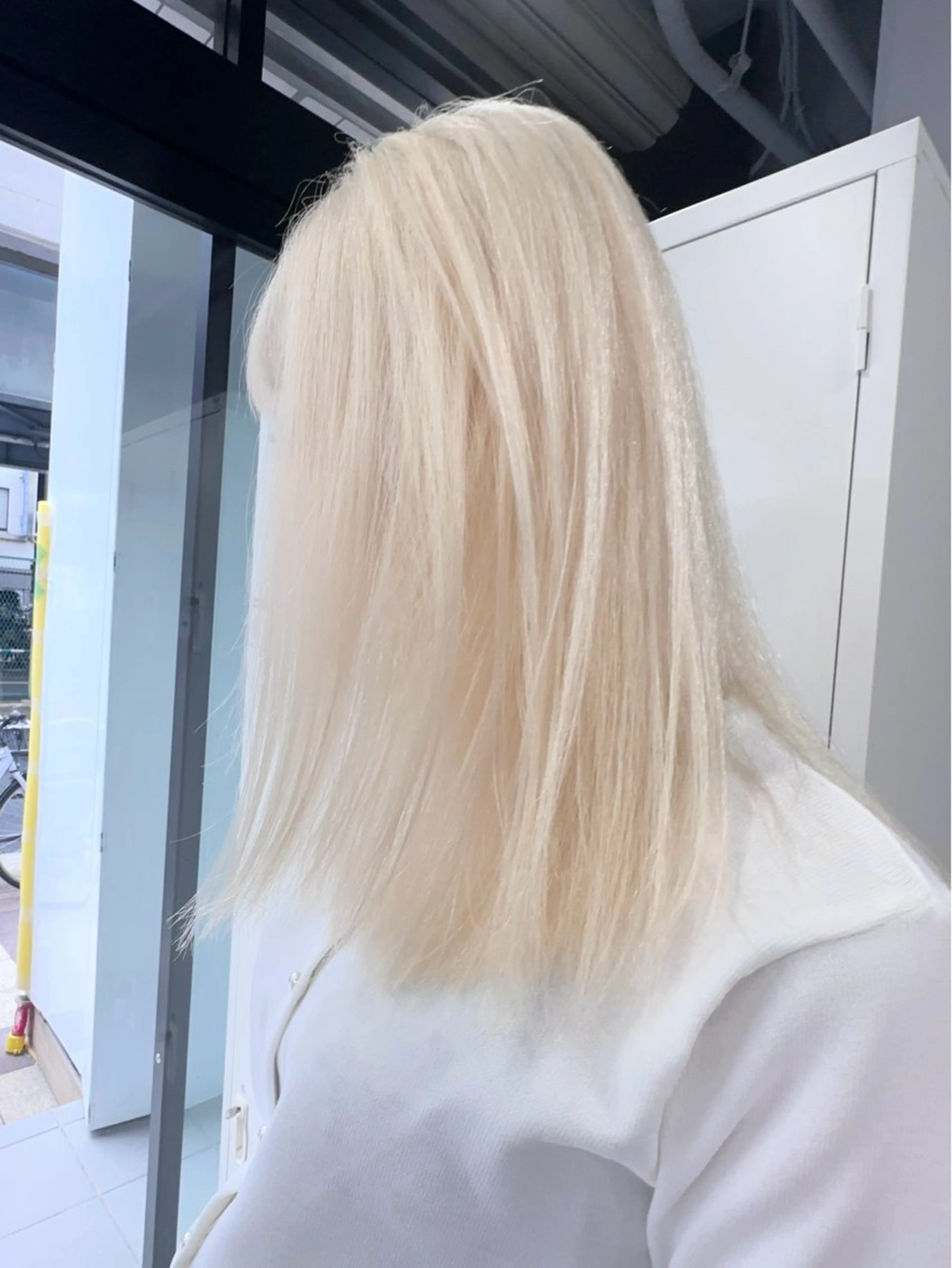 ロング ヘアカラー 前髪カット🩶レイヤ ー🩶ハイトーン🩶のヘアスタイル