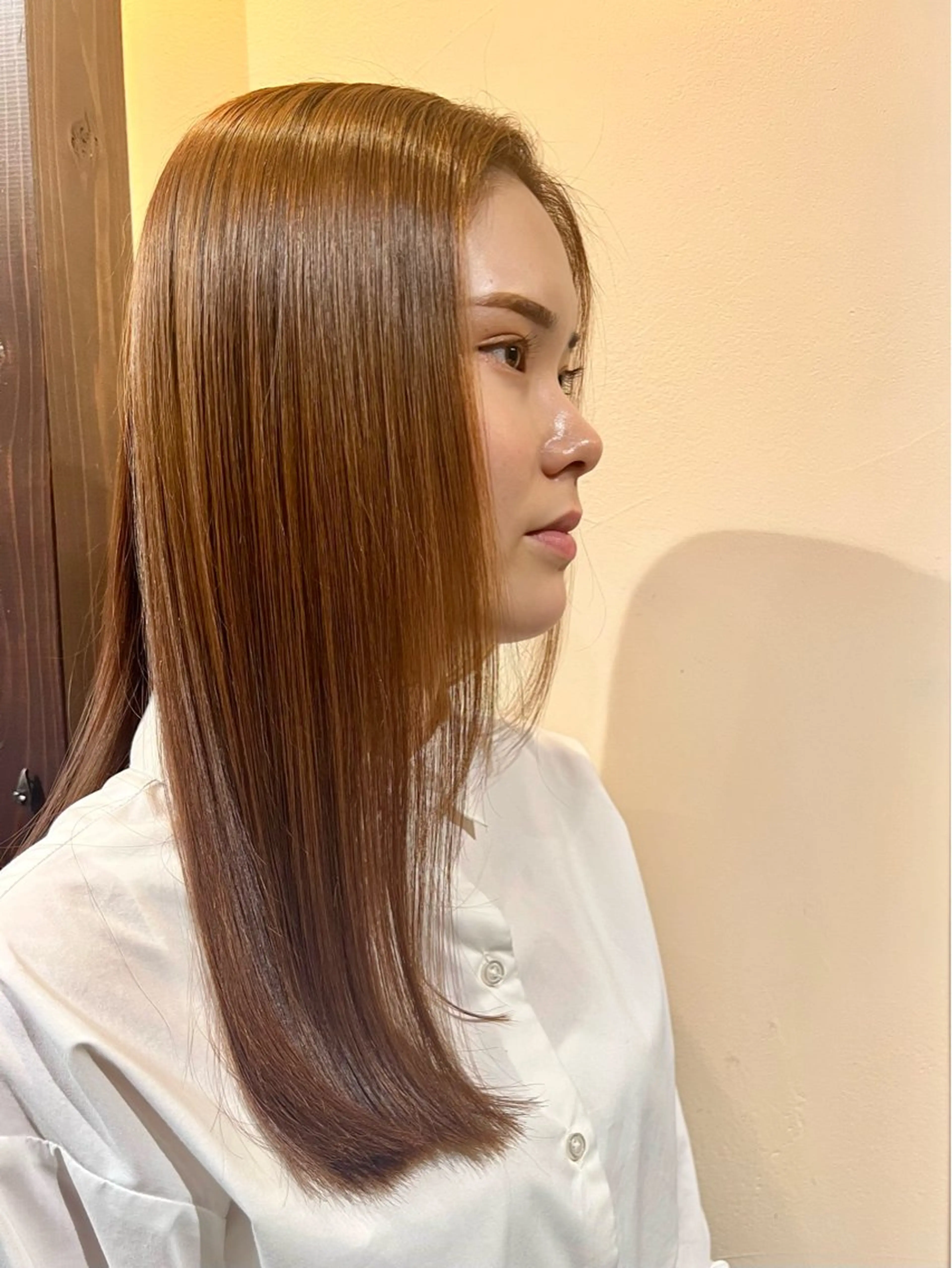 セミロング Luster Friends所属・まゆ | 艶カラー | ストレートのヘアスタイル