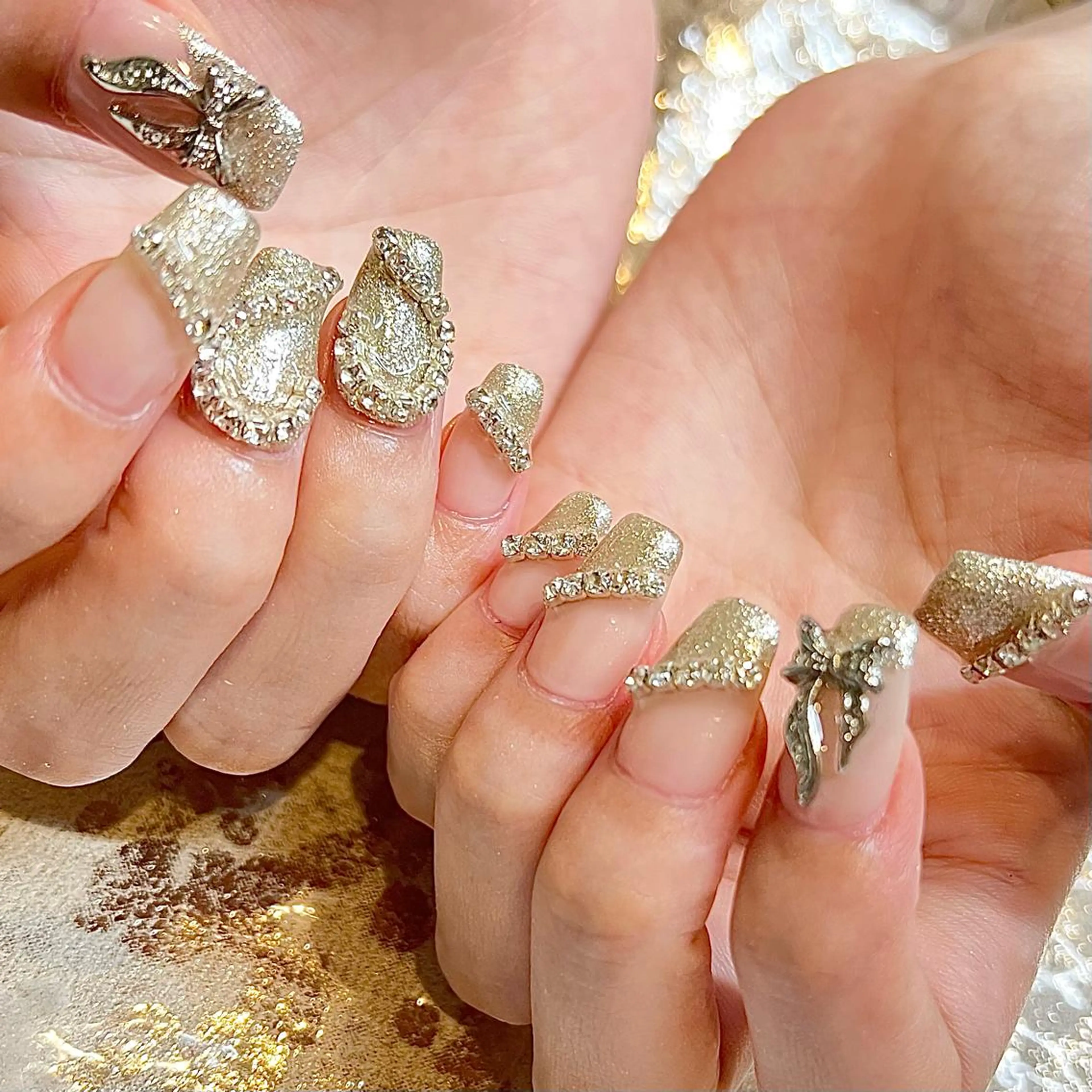 ミディアム ネイル リボン ストーンネイル ハンドネイル H🌺 NAILのネイルデザイン