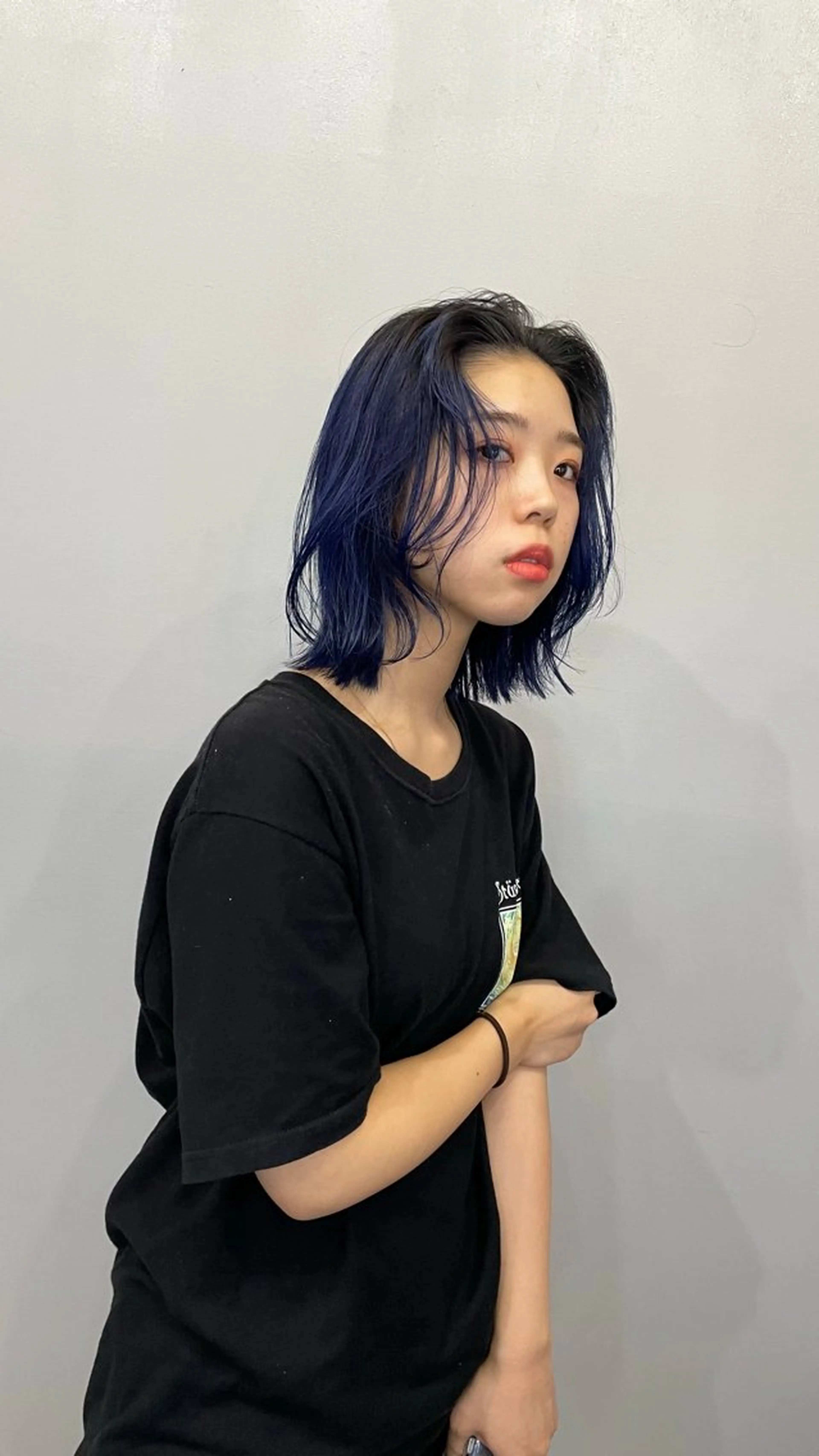ミディアム カラー ヘアアレンジ メンズ ブルーカラー ネイビーカラー 顔まわりレイヤー レイヤーカット ヘアカラー トリートメント ヘアセット 💐大人可愛く Kroda💐のヘアスタイル