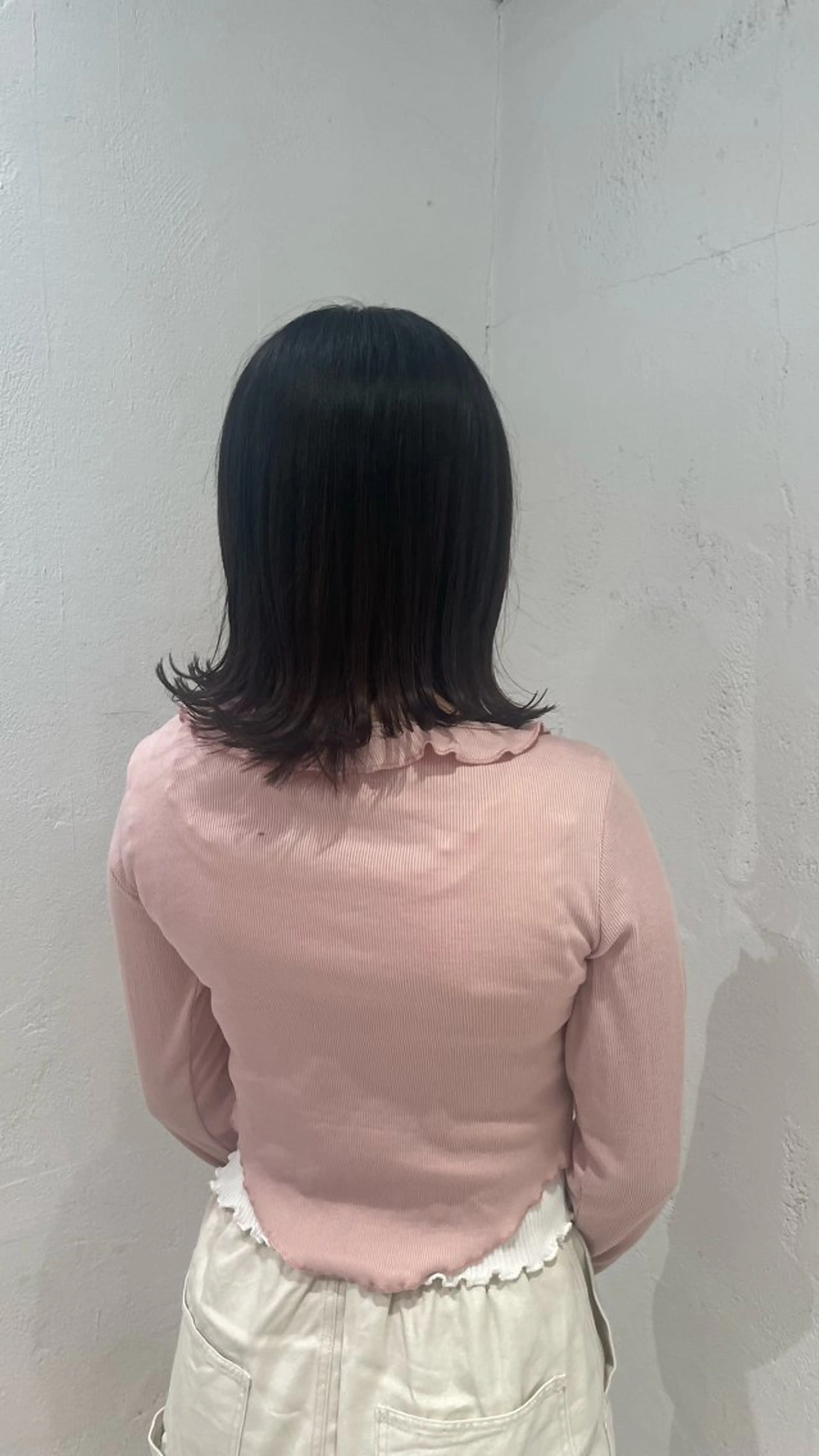 ミディアム カット 艶カラー/ ストレート/くるみのヘアスタイル