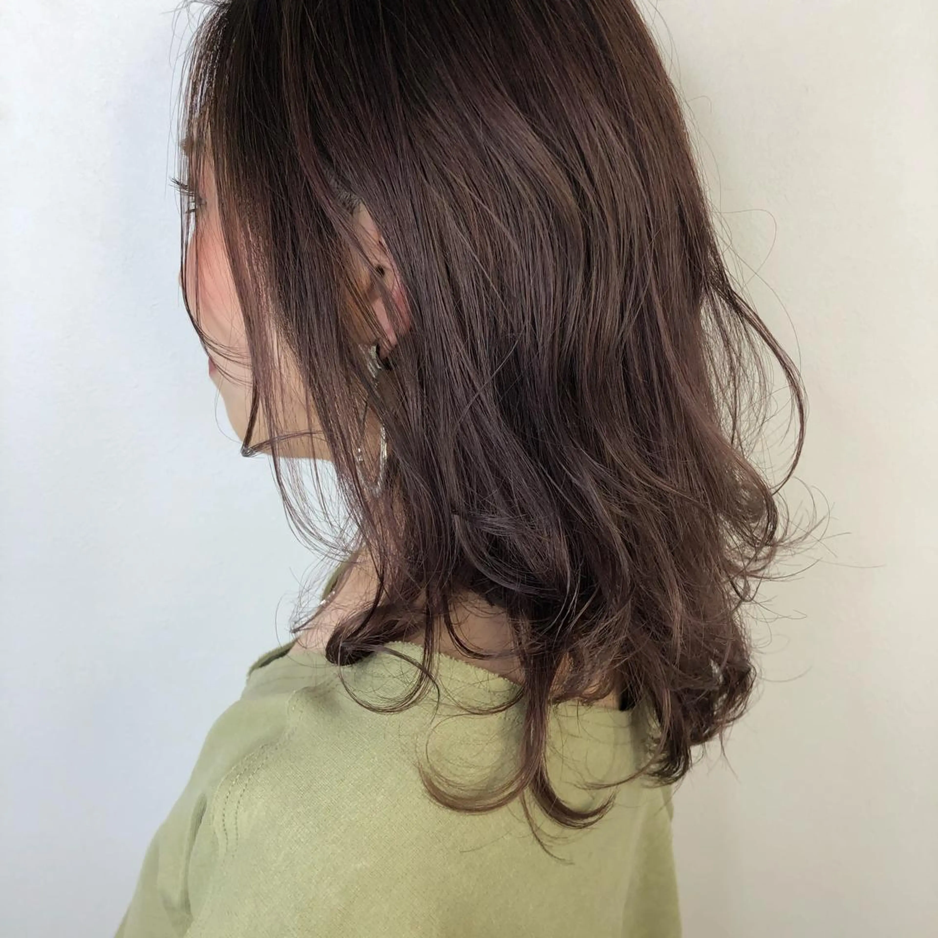 ロング アッシュ ヘアカラー a .のヘアスタイル