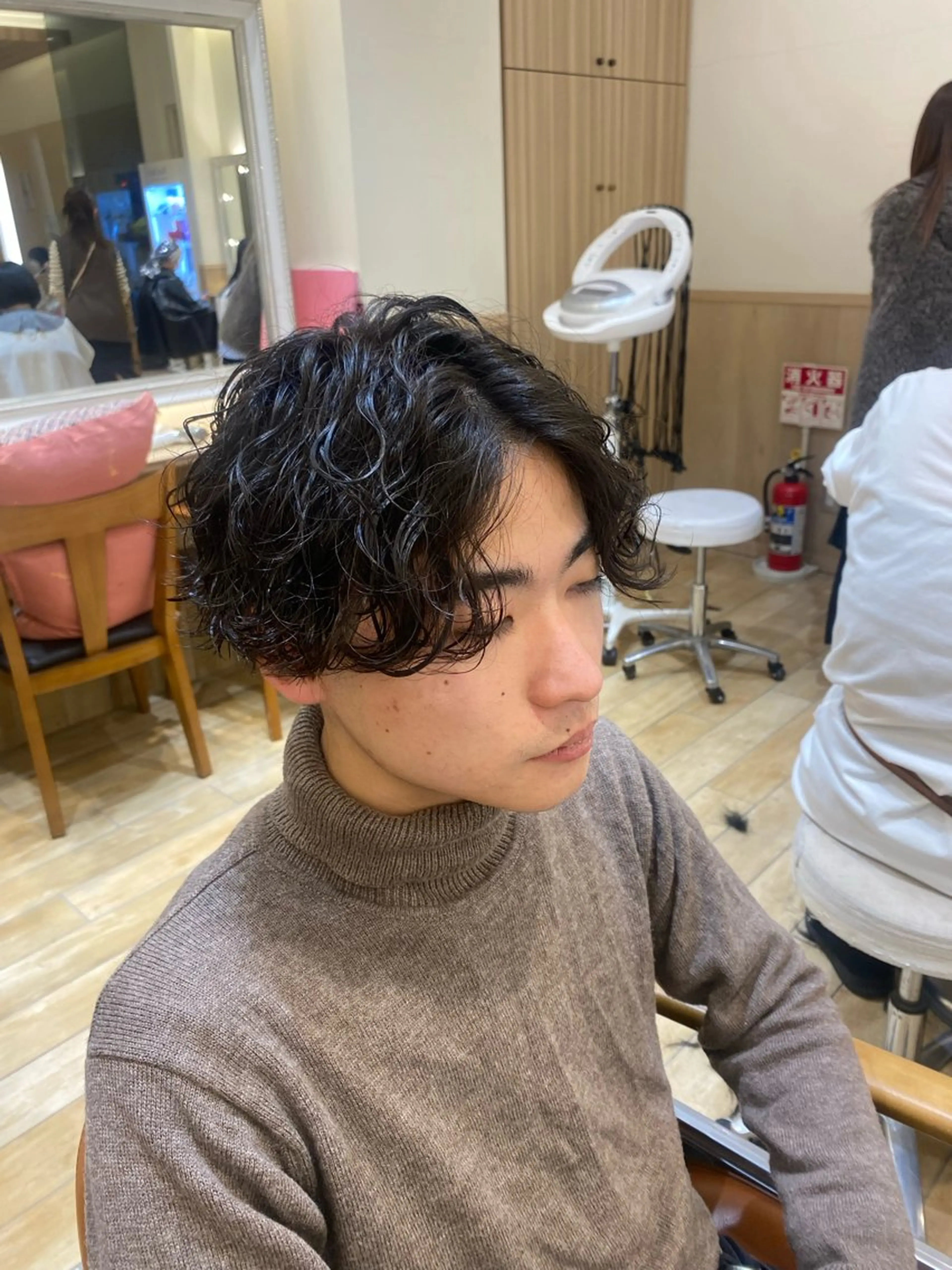ミディアム パーマ メンズ ミディアムパーマ メンズパーマ 波巻きパーマ 新宿スペインカール ヨモギダのヘアスタイル