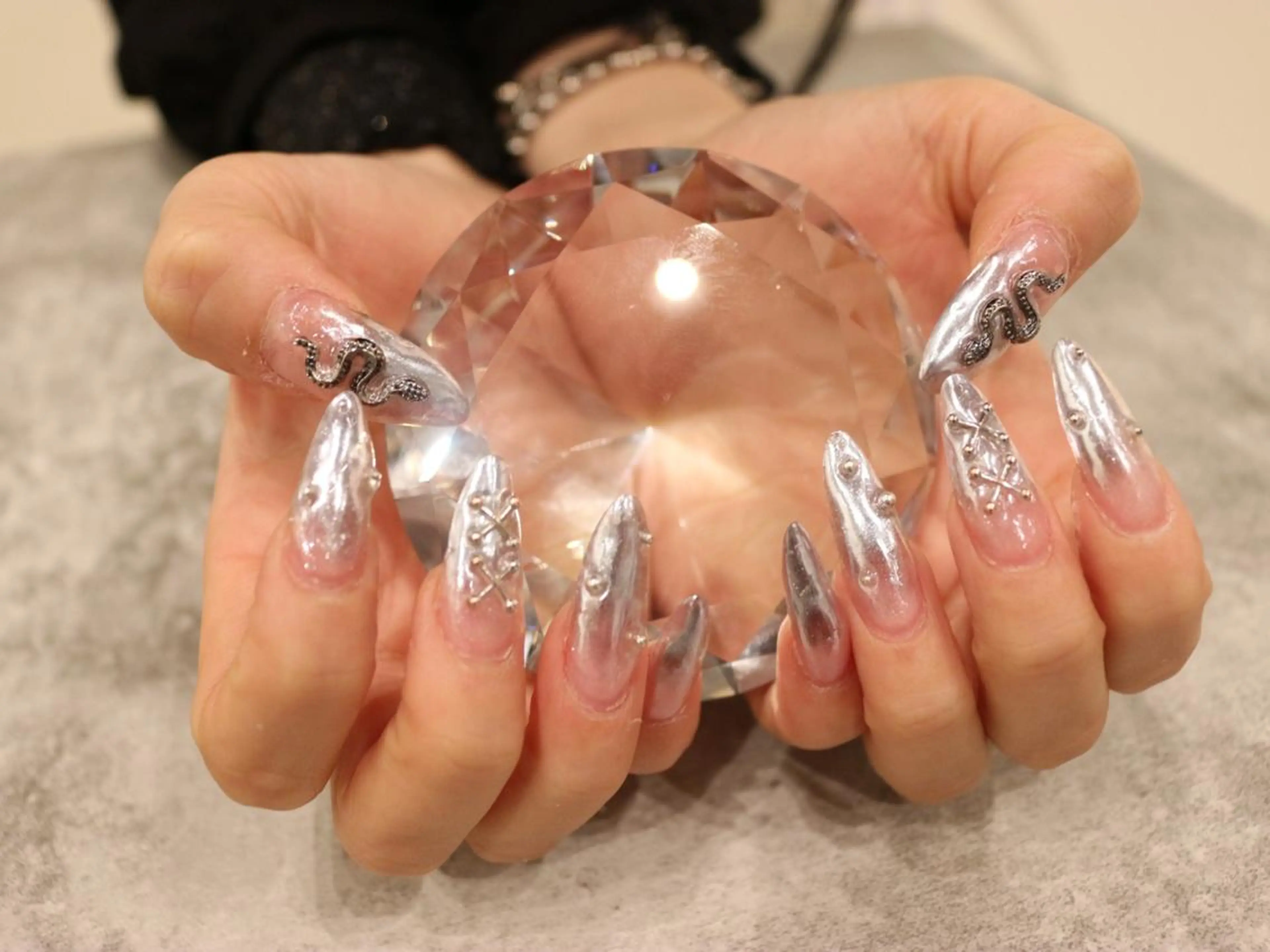 ネイル ボルドー チークネイル クリアネイル 成人式 フラッシュネイル Peche Bloom💅🏼のネイルデザイン