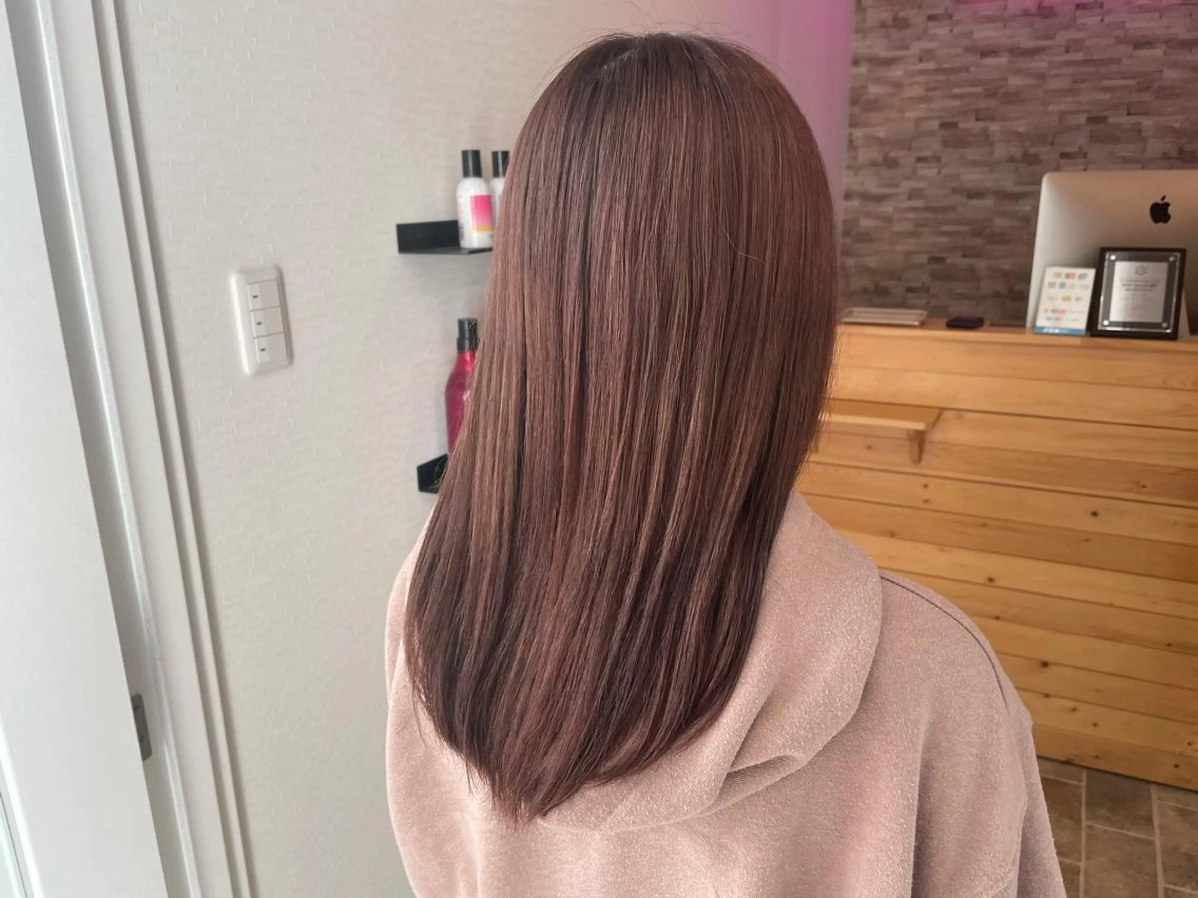 セミロング SALOWIN心斎橋Suite店所属・ブリーチ毛にもできる 縮毛矯正|鷹司郎のヘアスタイル