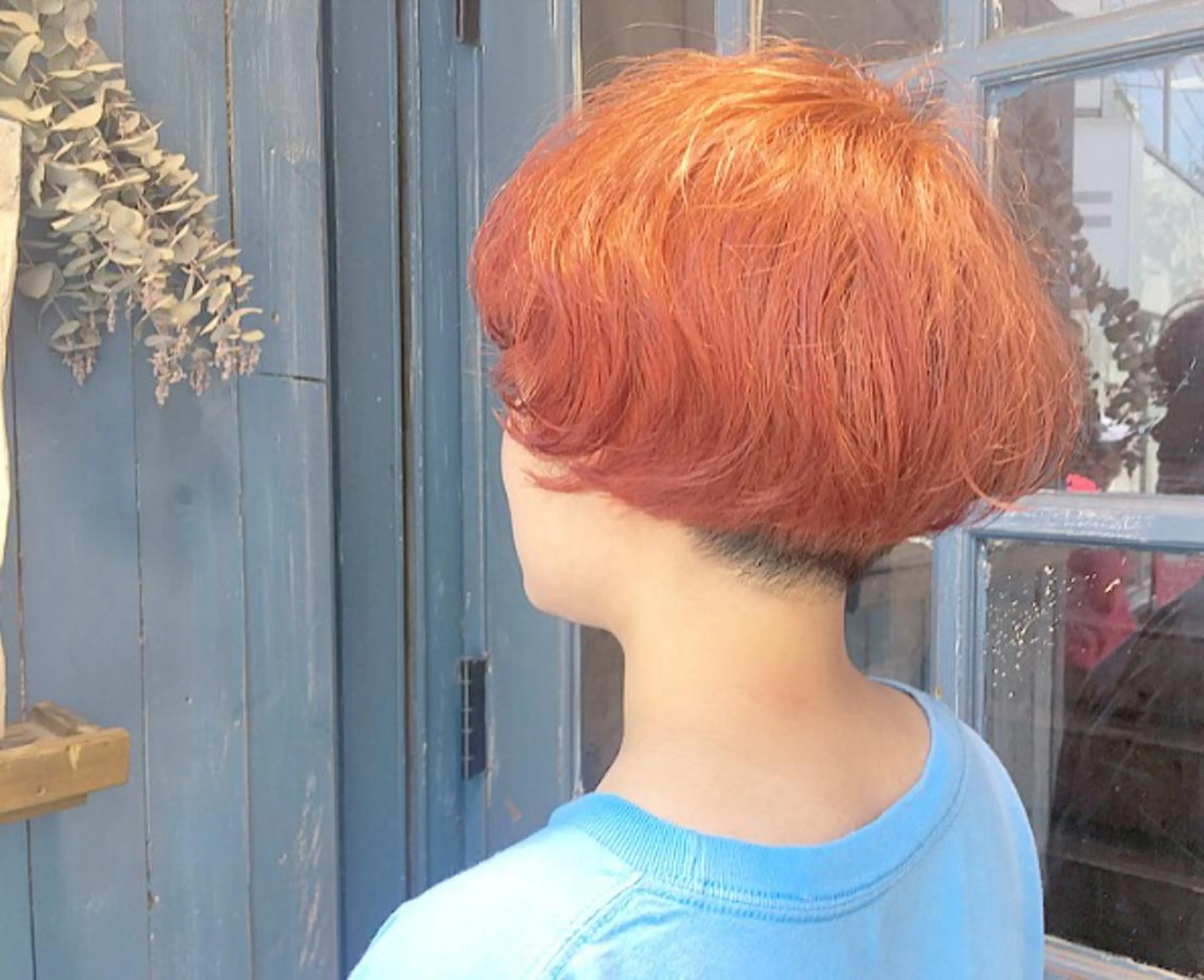 ショート カラー ブリーチ、パーマ 西部笑のヘアスタイル