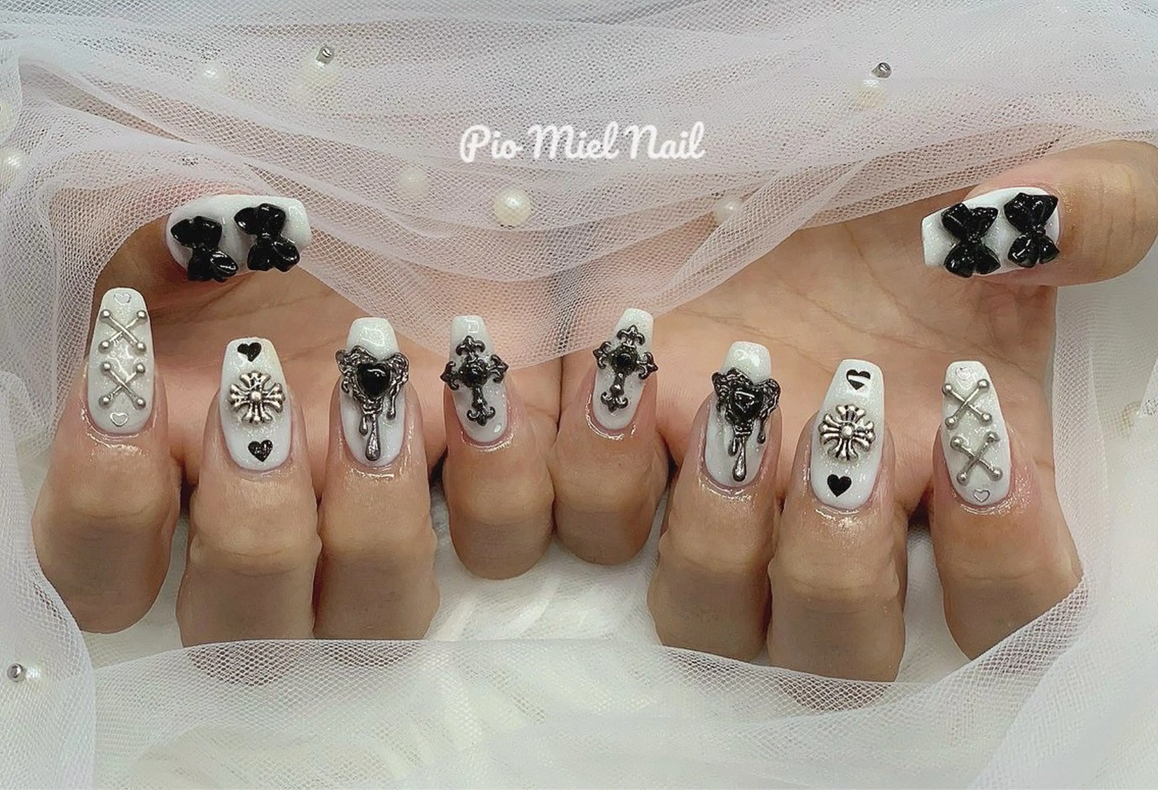 ネイル リボン シルバー ホワイト ハンドネイル momo 長さだしのネイルデザイン