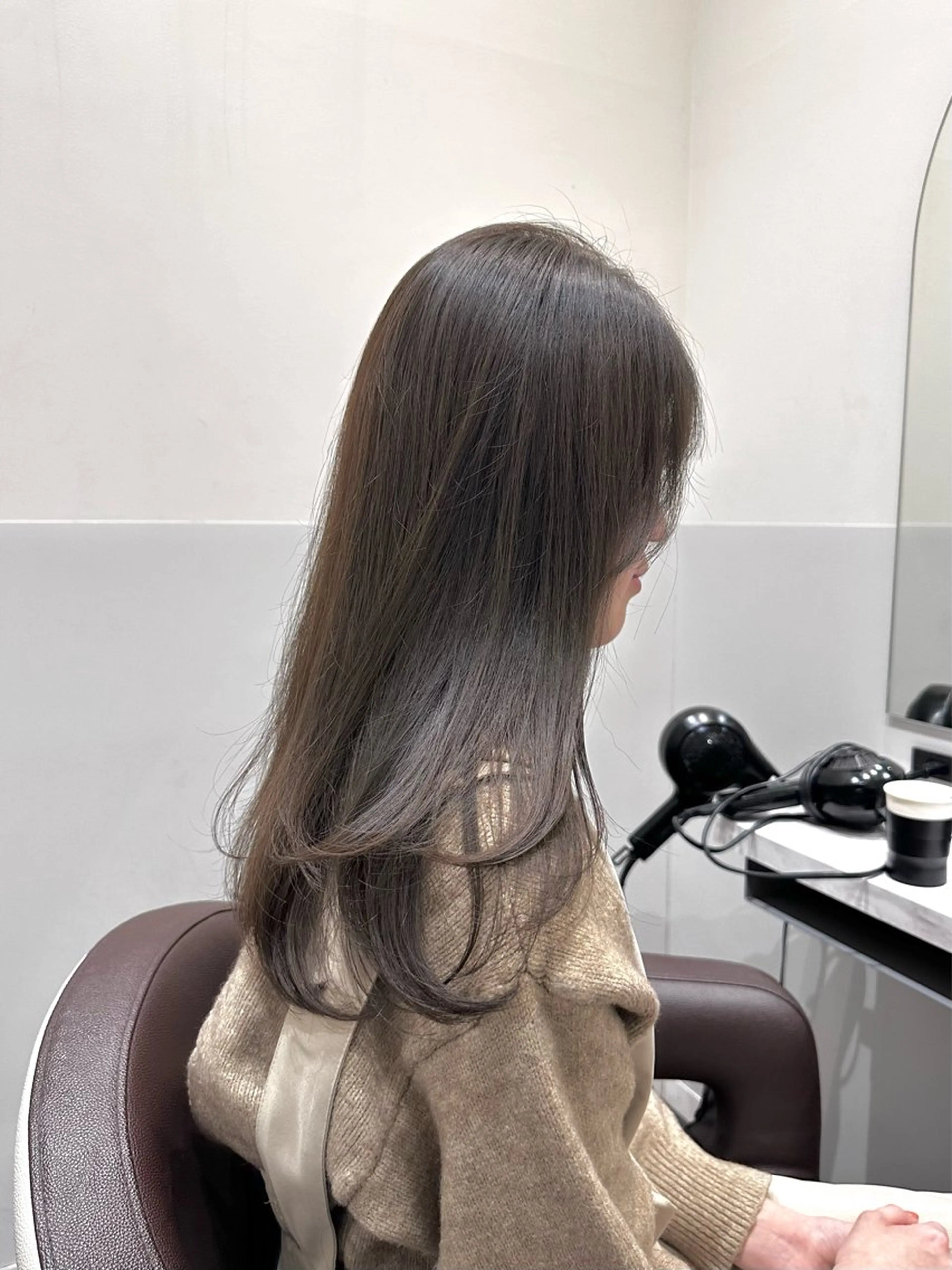 セミロング カラー ベージュカラー ブリーチ ブリーチなしカラー オリーブベージュ レイヤーカット LUMO所属・矢野 晃平のヘアスタイル