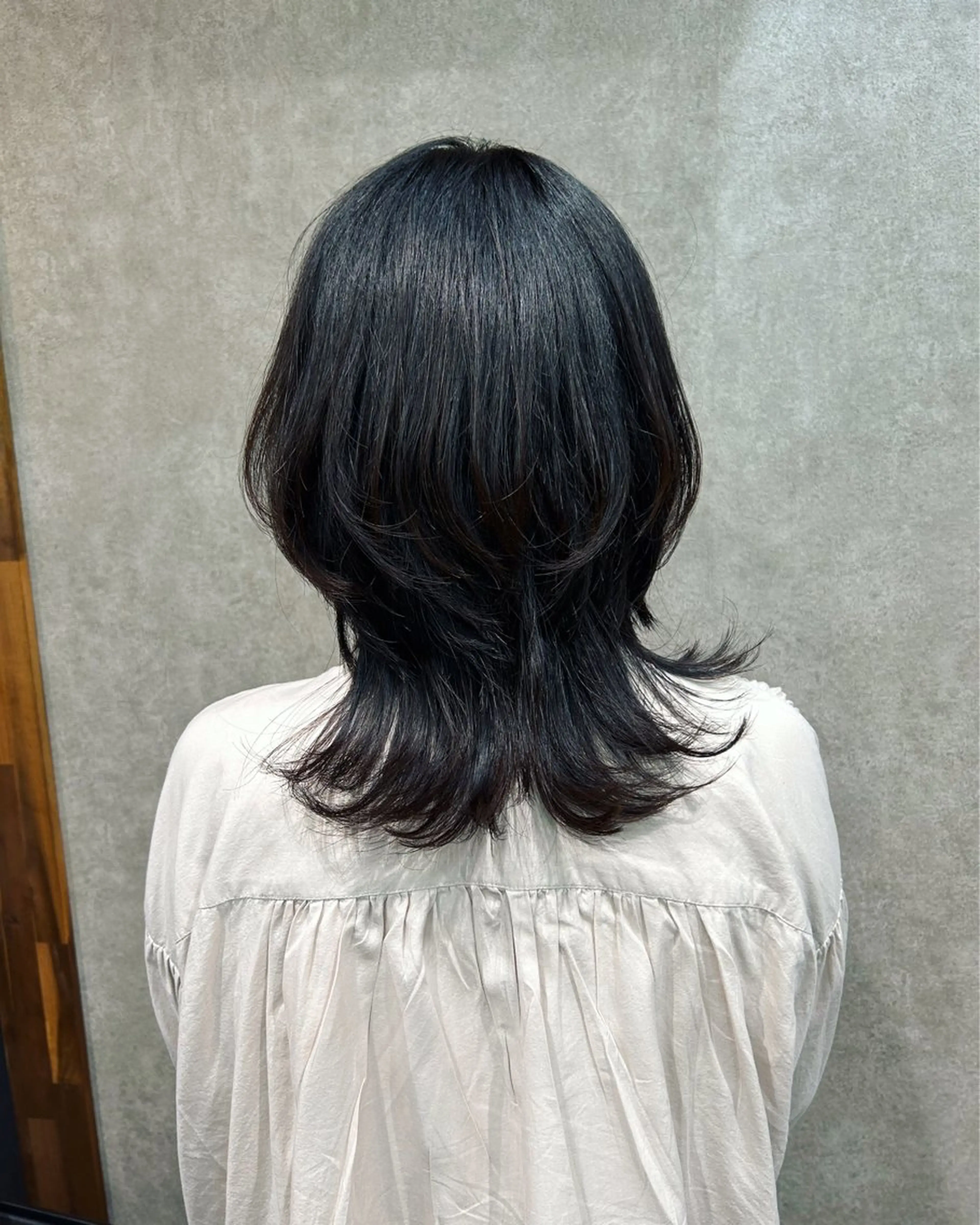 ミディアム ヘアアレンジ ウルフカット 荒木 真衣のヘアスタイル