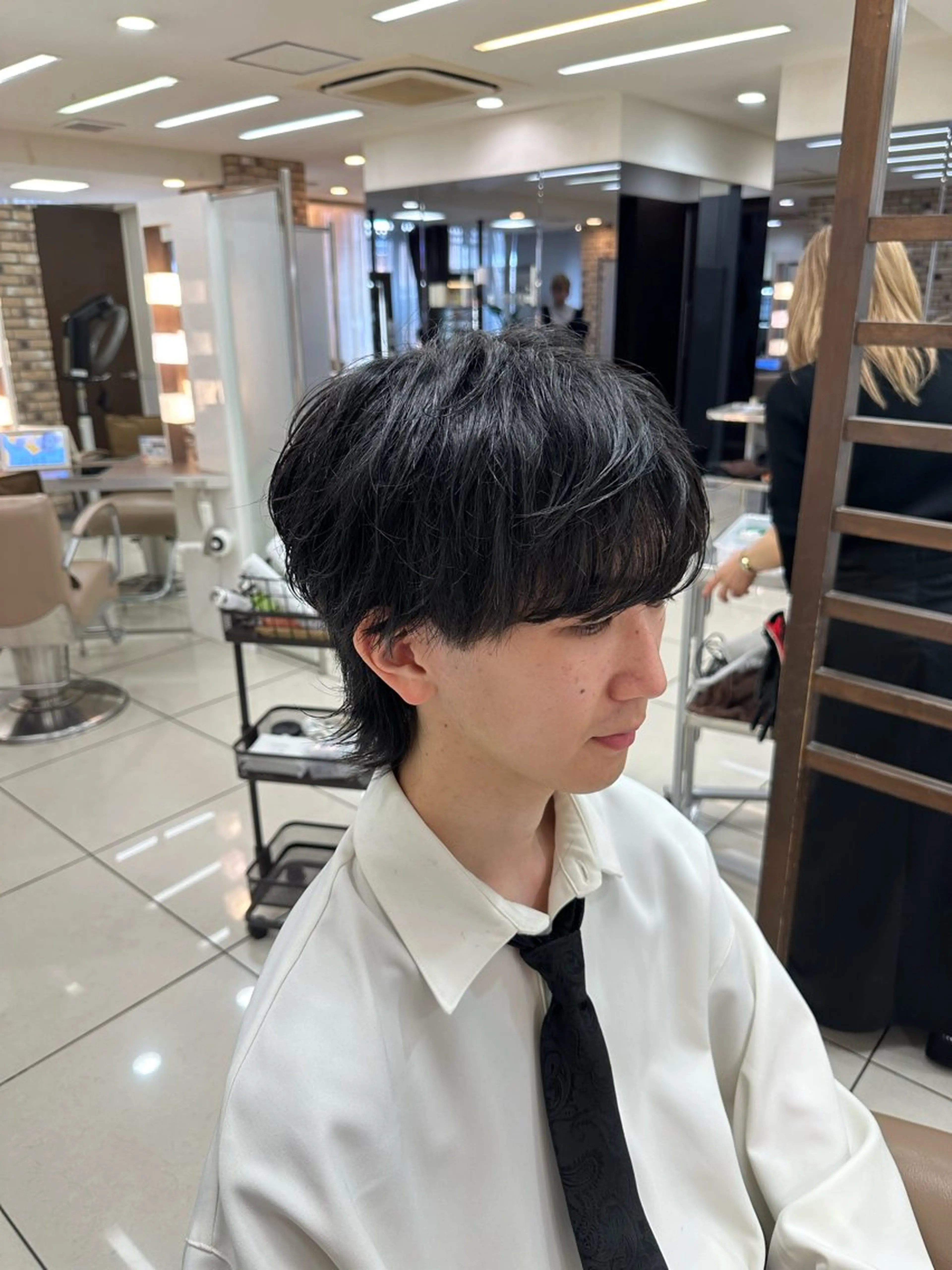 メンズ カット ラウンドマッシュシャ ドウニュアンスパーマのヘアスタイル